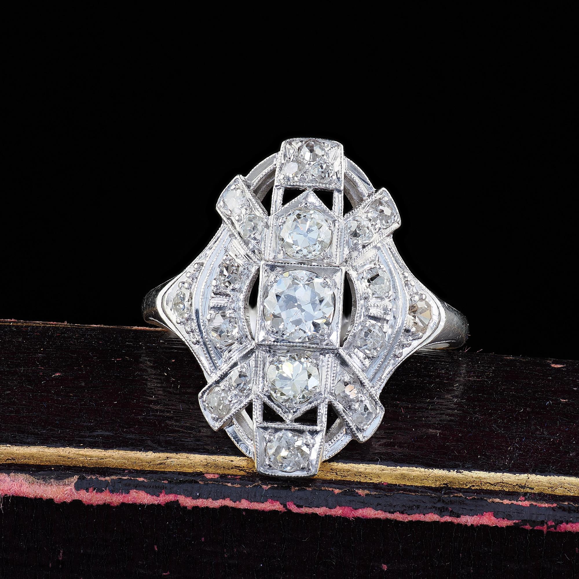 Precioso Anillo Escudo de Cóctel de Diamantes Antiguos de Platino de Corte Europeo Art Decó. Este clásico anillo de cóctel Art Déco con diamantes de la vieja Europa está elaborado en platino. Este anillo presenta hermosos diamantes de talla europea