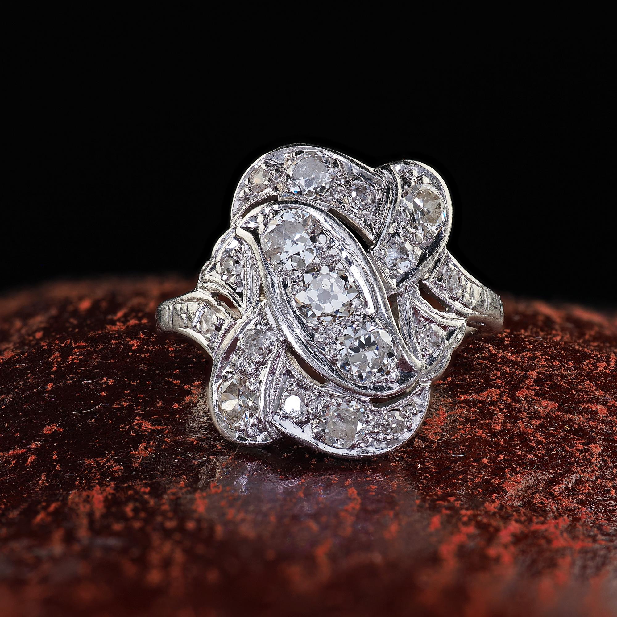 Precioso Anillo Escudo de Cóctel de Diamantes Antiguos de Platino de Corte Europeo Art Decó. Este precioso anillo de cóctel de diamantes antiguos de talla europea Art Decó está elaborado en platino. El anillo presenta hermosos y brillantes diamantes