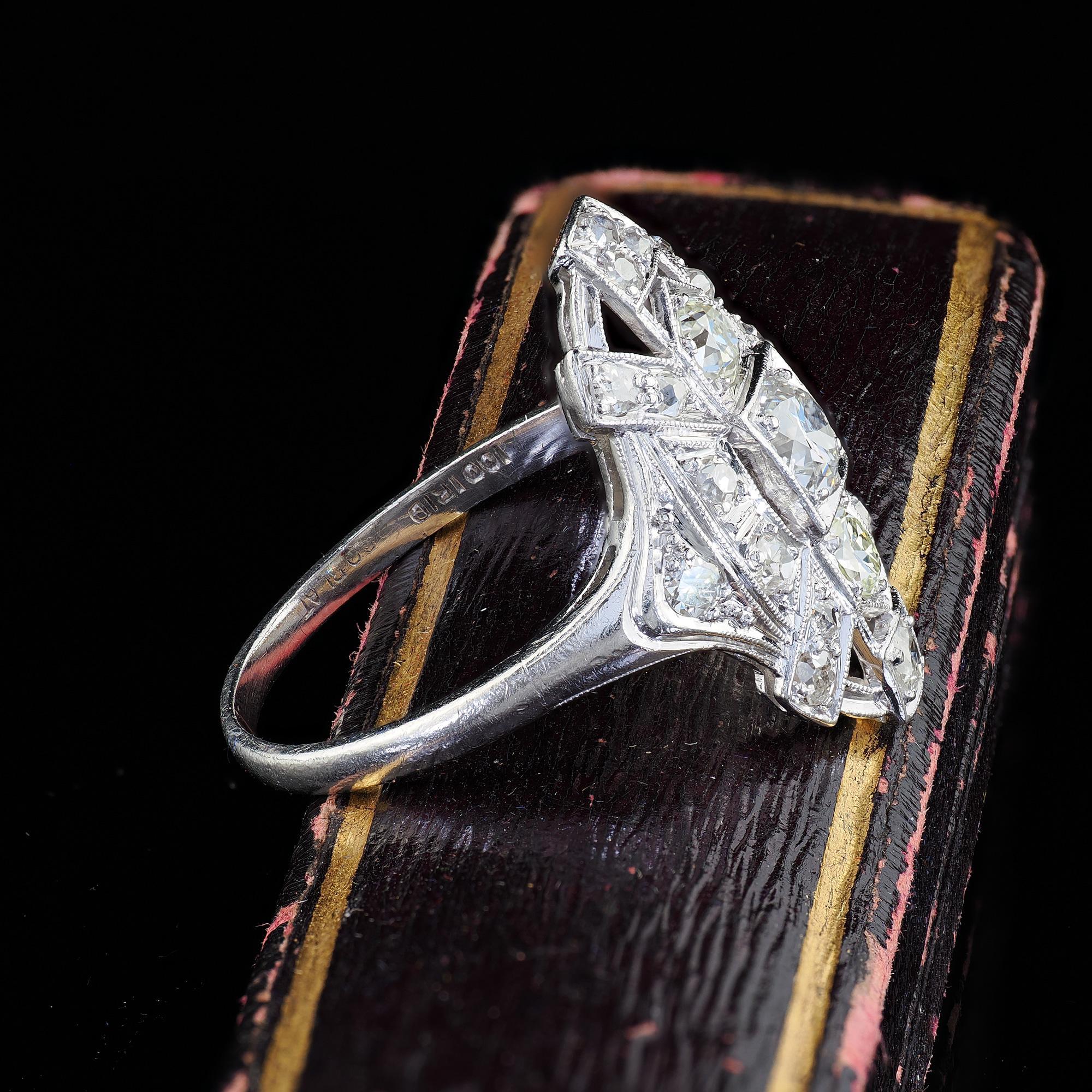 Anillo Escudo Cóctel Antiguo Art Decó Platino Diamante Corte Viejo Europeo en Bueno estado para la venta en Great Neck, NY