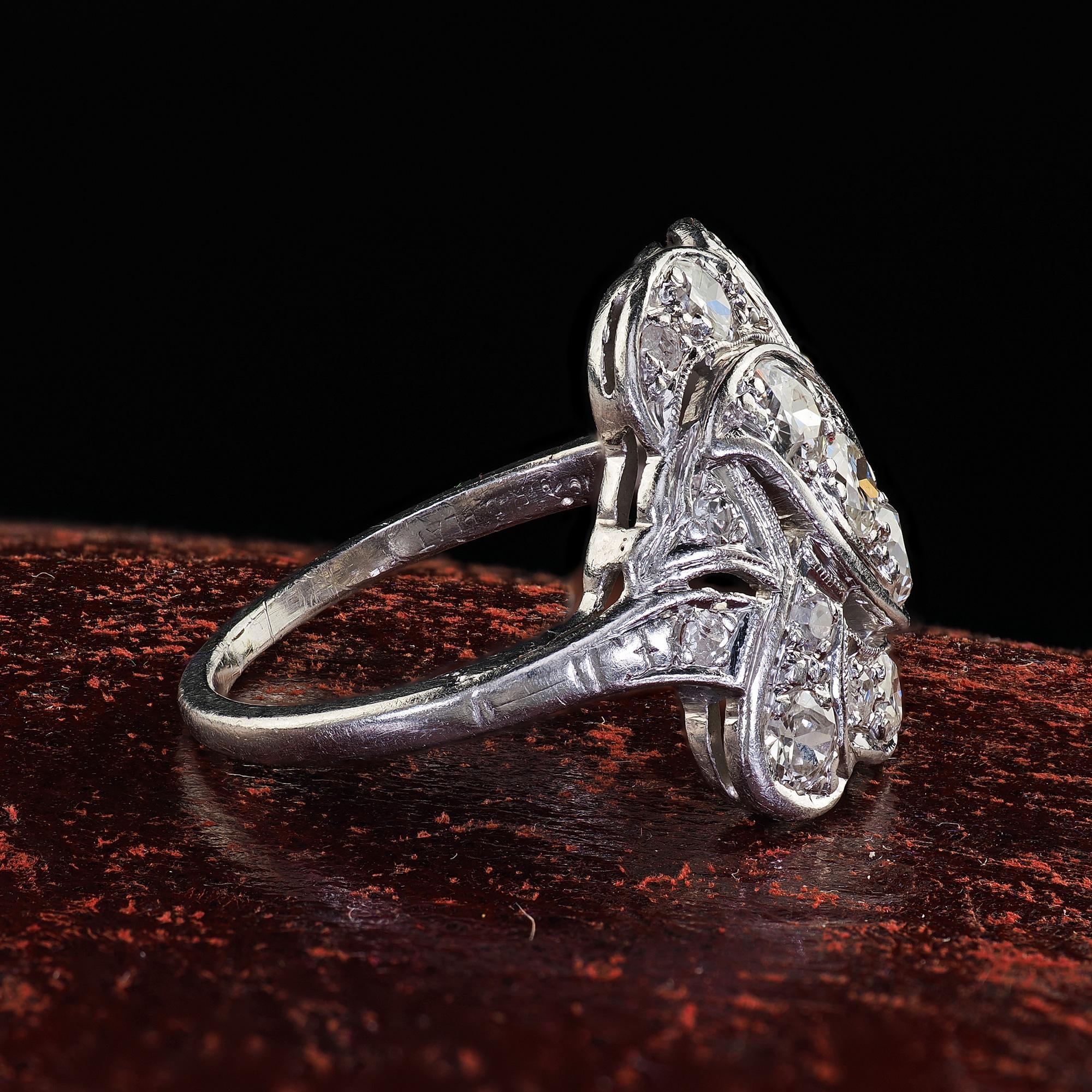 Anillo Escudo Cóctel Antiguo Art Decó Platino Diamante Corte Viejo Europeo en Bueno estado para la venta en Great Neck, NY