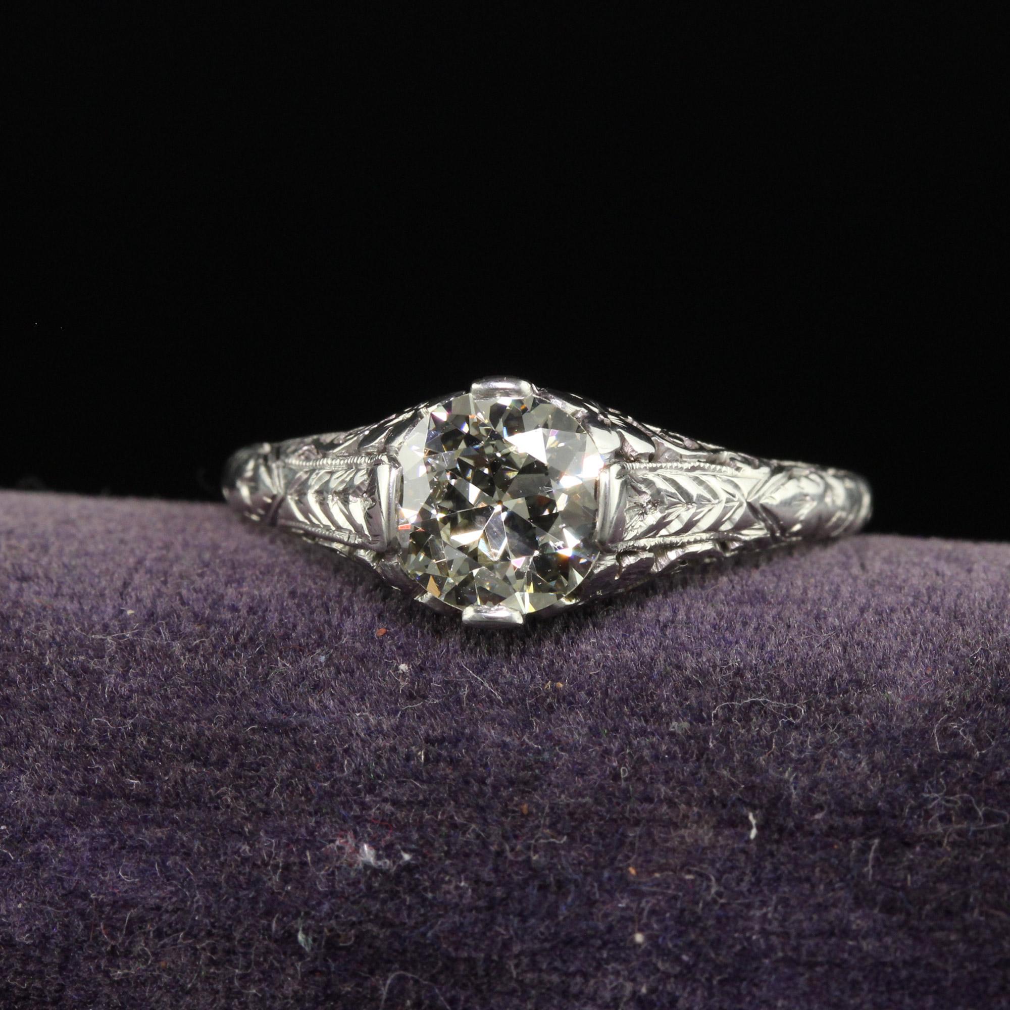 Schöner antiker Art Deco Platin Verlobungsring mit europäischem Diamantschliff - GIA. Dieser wunderschöne Verlobungsring mit altem europäischem Schliff ist aus Platin gefertigt. In der Mitte befindet sich ein schöner Diamant mit altem Schliff, der
