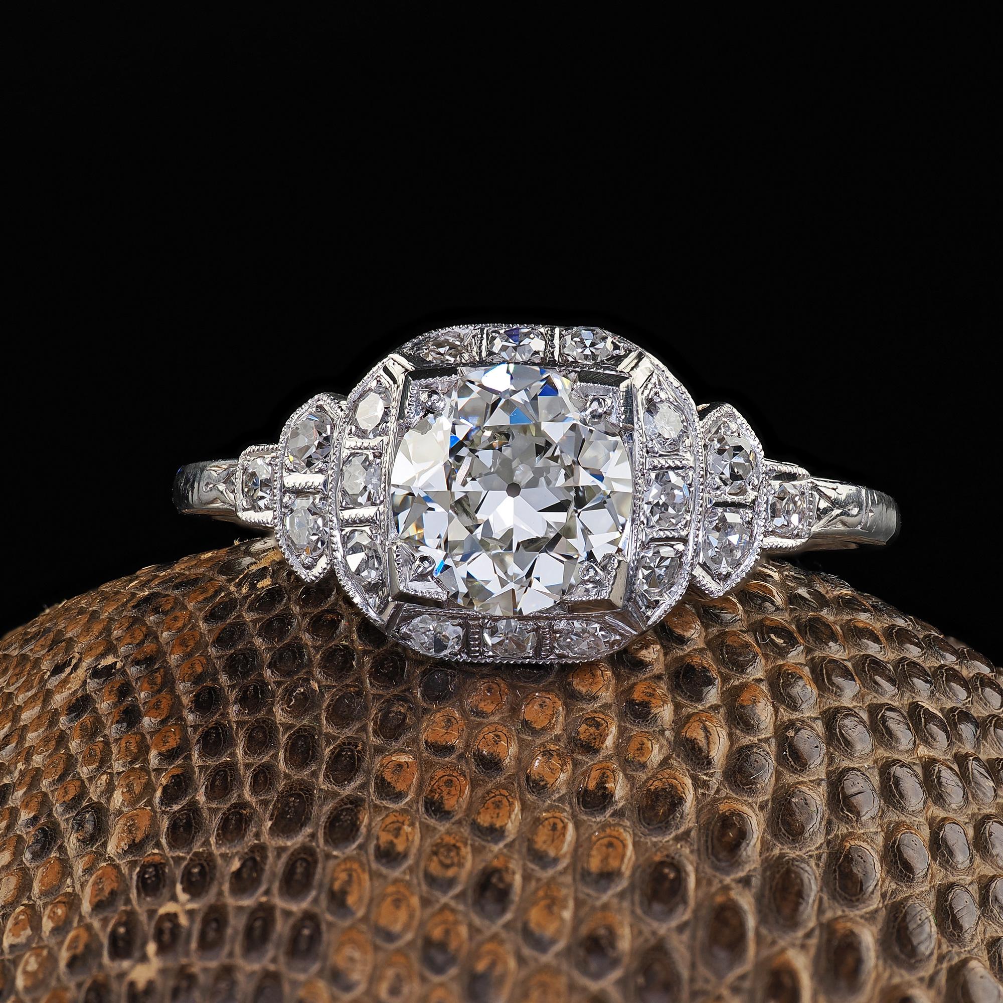 Schöner antiker Art Deco Platin Verlobungsring mit europäischem Diamantschliff - GIA. Dieser wunderschöne antike Art Deco Verlobungsring mit europäischem Schliff ist aus Platin gefertigt. In der Mitte des Rings befindet sich ein schöner Diamant im