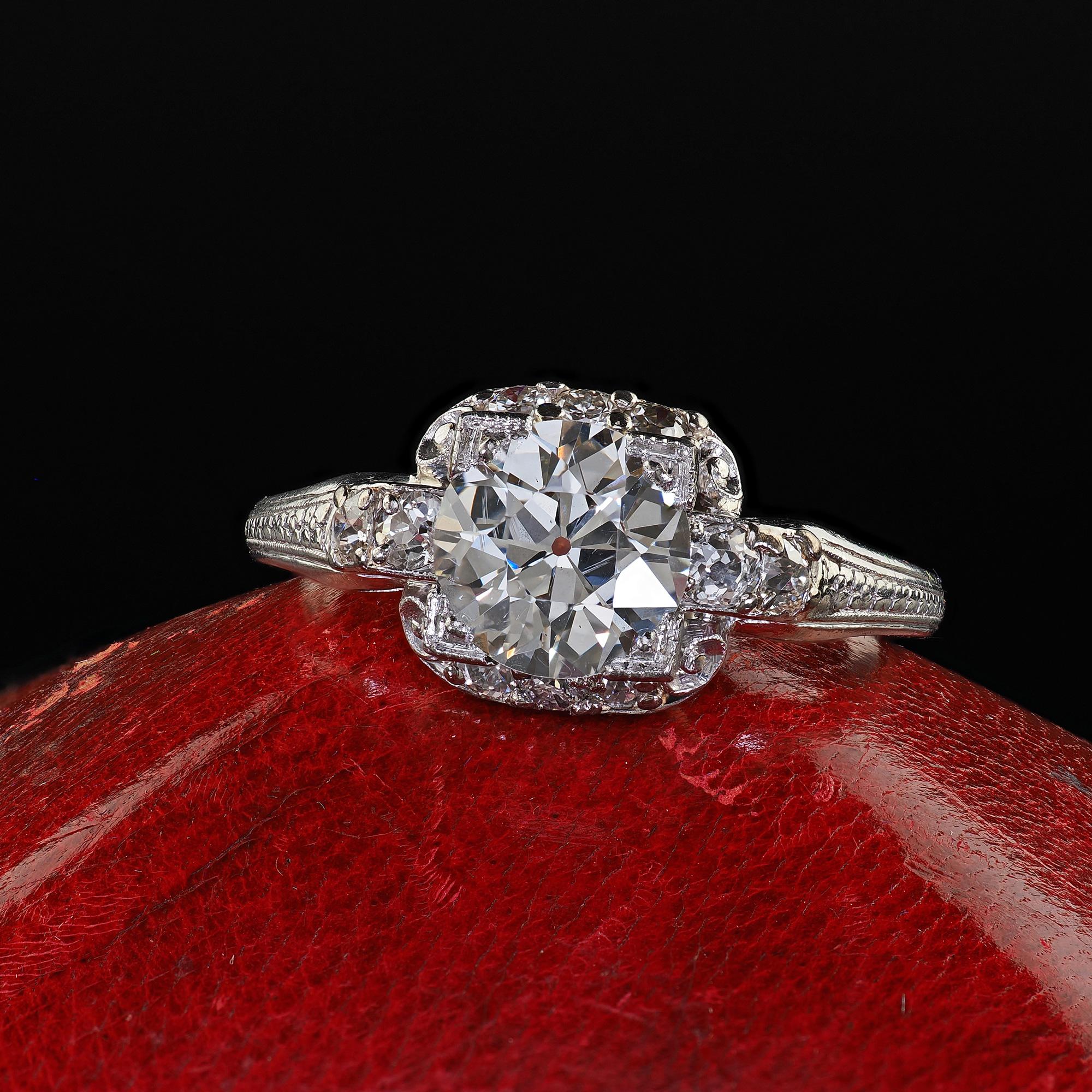 Bellissimo anello di fidanzamento con diamante antico Art Deco in platino con taglio europeo - GIA. Questo straordinario anello di fidanzamento con diamante Art Deco dell'antica Europa è realizzato in platino. L'anello presenta un bellissimo