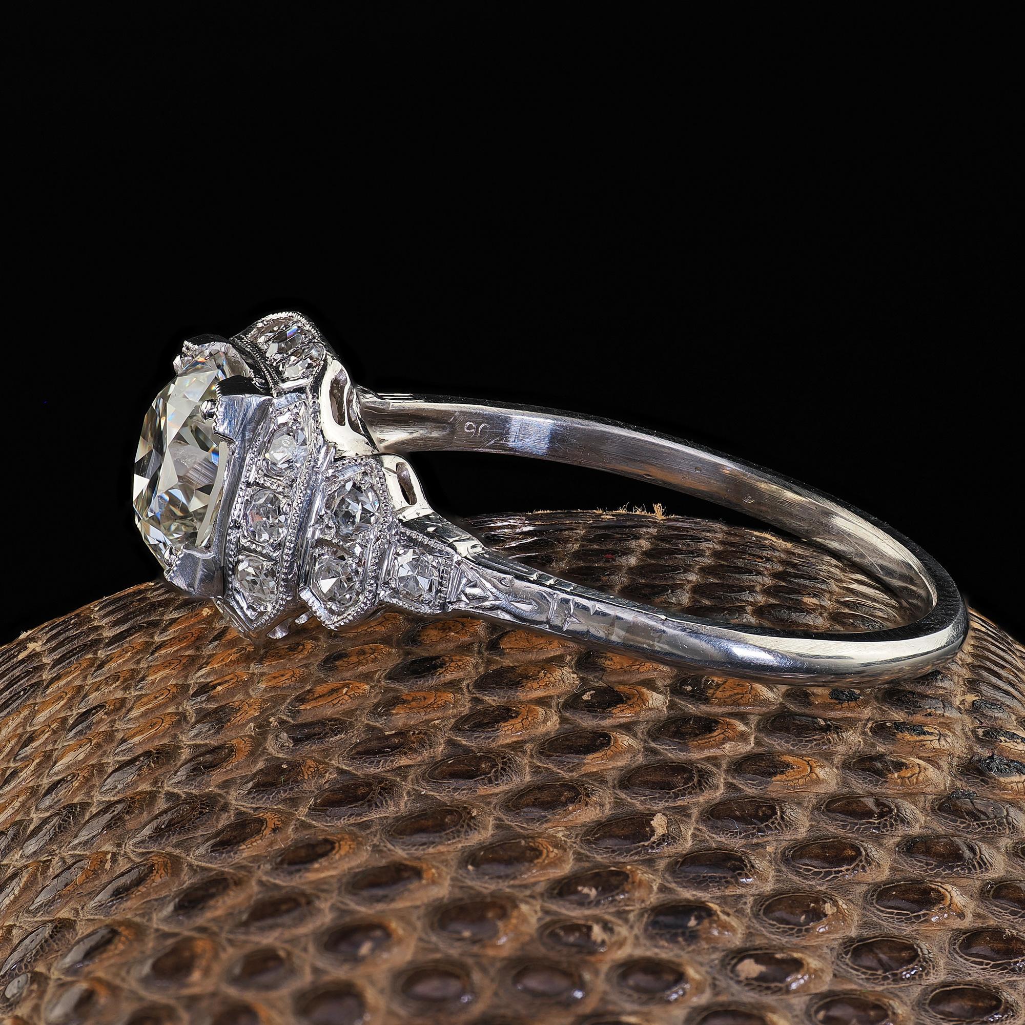 Antiker Art-Déco-Verlobungsring aus Platin mit Diamanten im alteuropäischen Schliff - GIA im Zustand „Gut“ im Angebot in Great Neck, NY