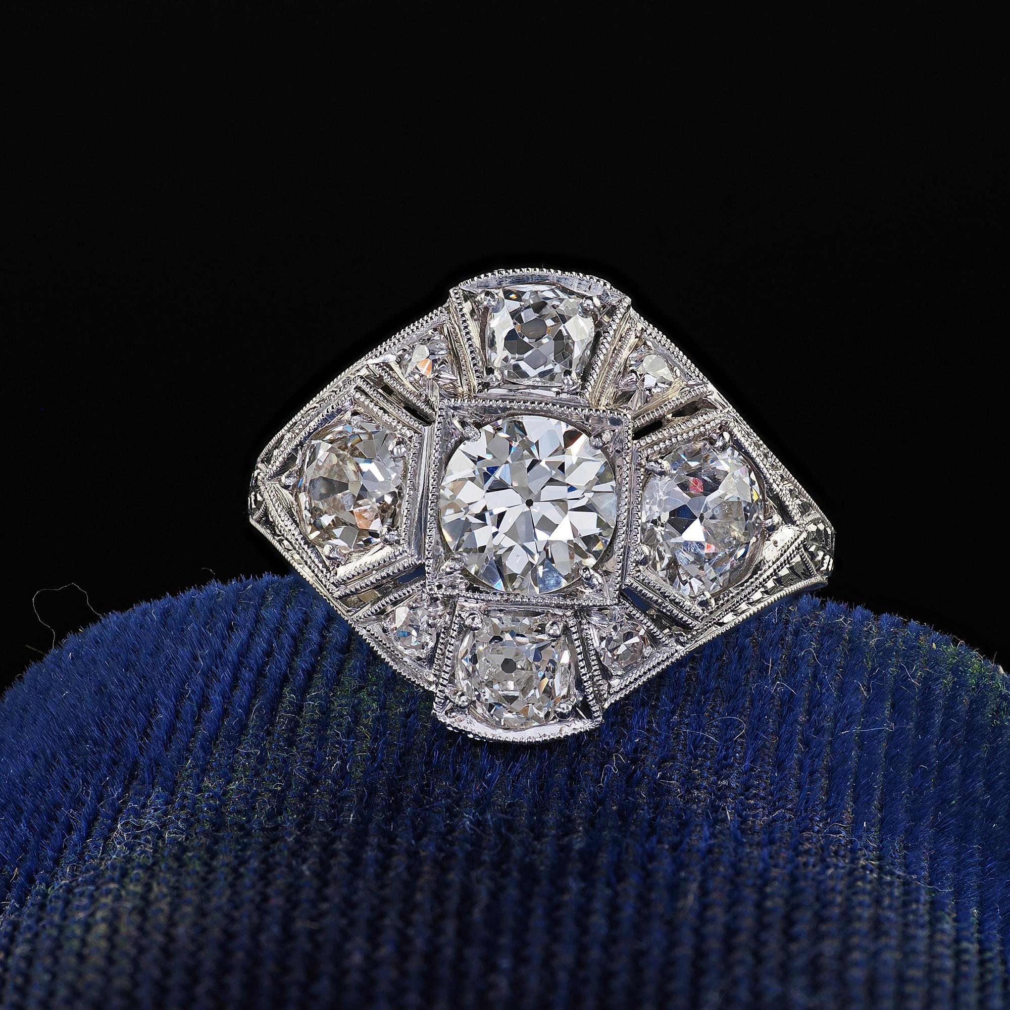 Magnifique bague de cocktail antique Art Deco en platine à taille européenne gravée de diamants. Cette magnifique bague de cocktail européenne Art déco est réalisée en platine. Cette bague est ornée de magnifiques diamants de taille européenne