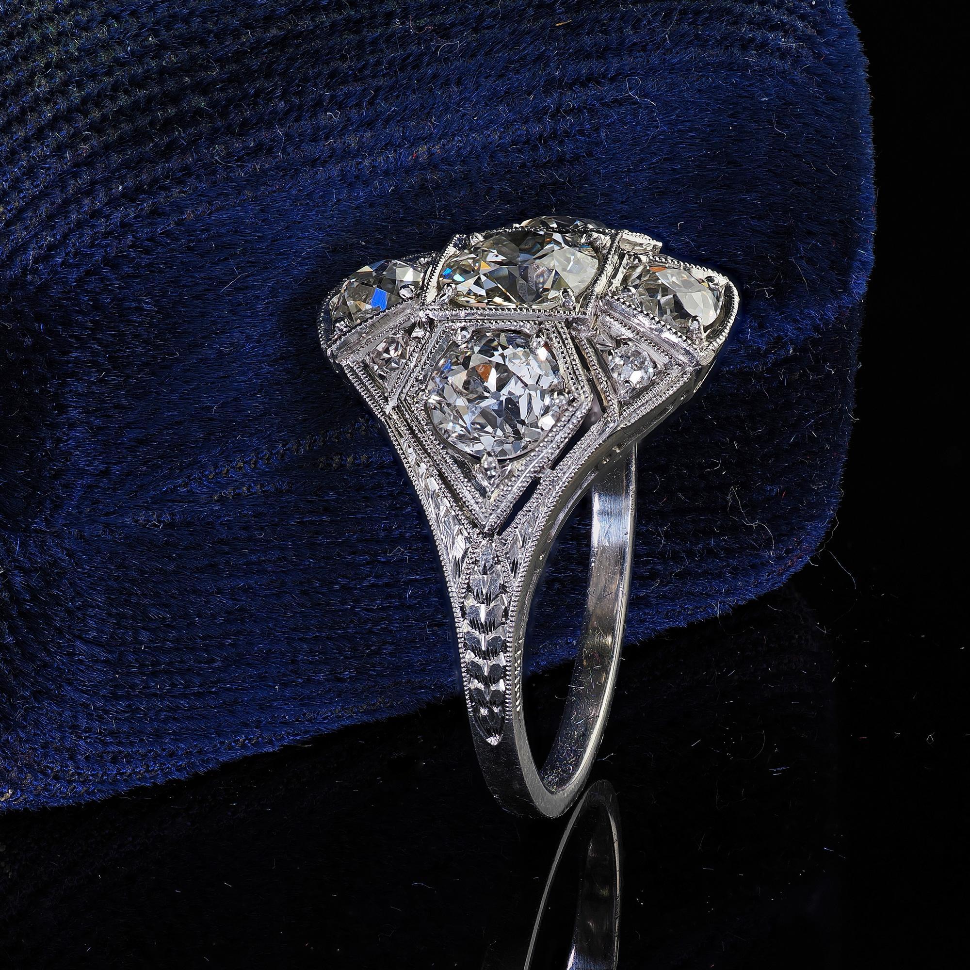 Taille vieille Europe Bague cocktail Art déco ancienne en platine gravée de diamants taille vieille Europe en vente