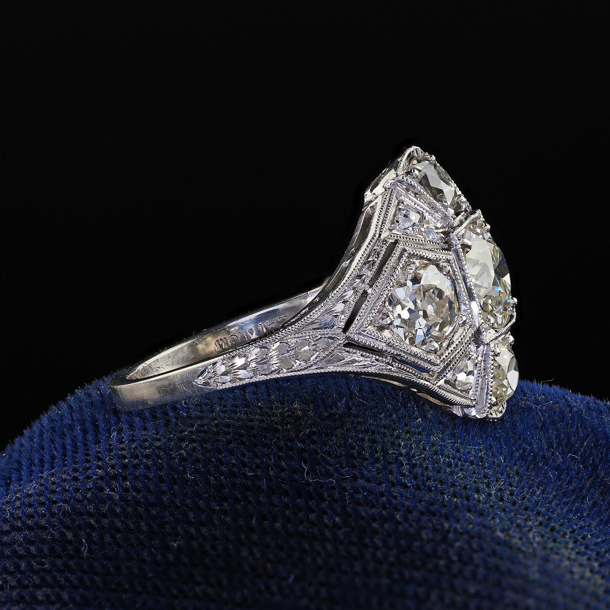 Bague cocktail Art déco ancienne en platine gravée de diamants taille vieille Europe Pour femmes en vente