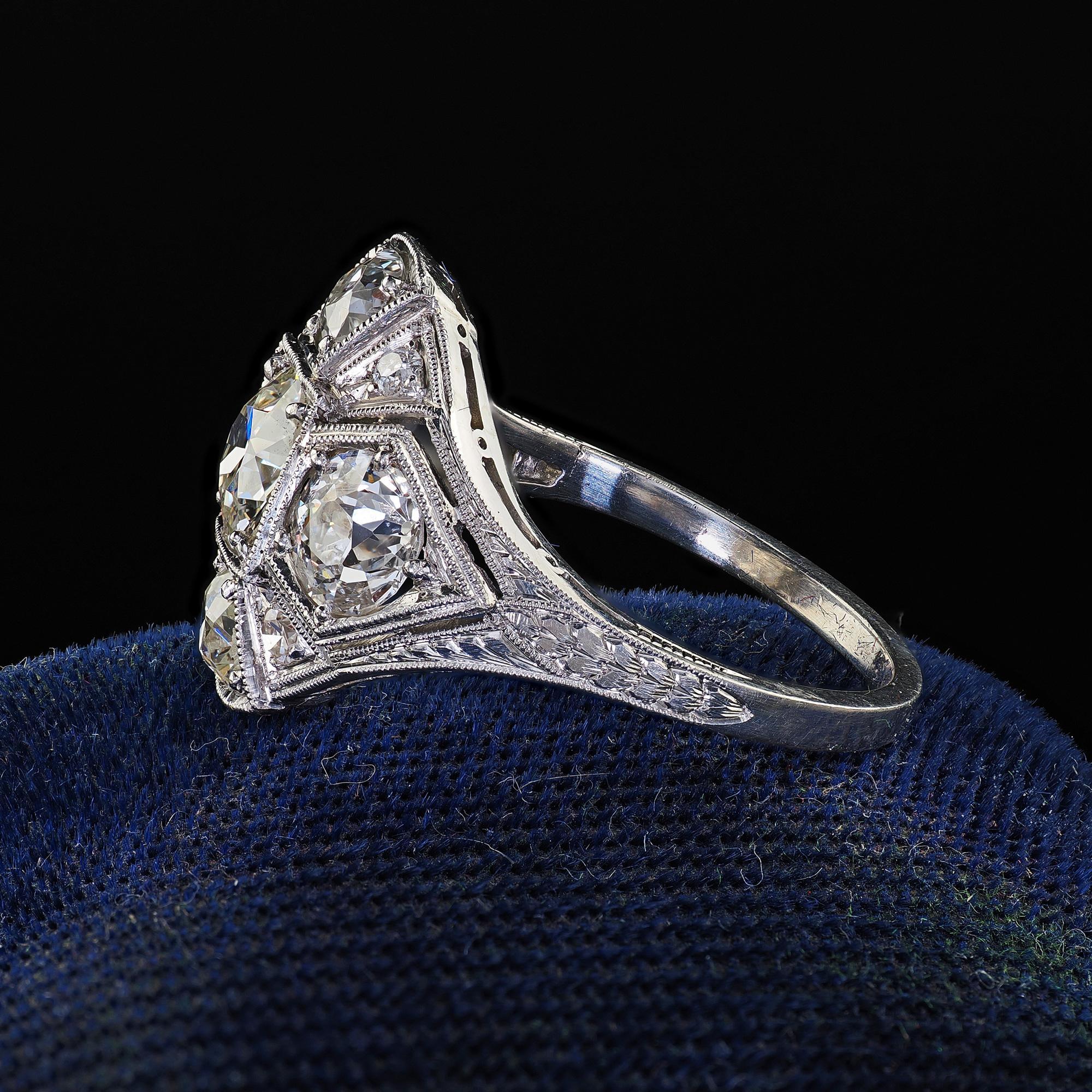 Bague cocktail Art déco ancienne en platine gravée de diamants taille vieille Europe en vente 1