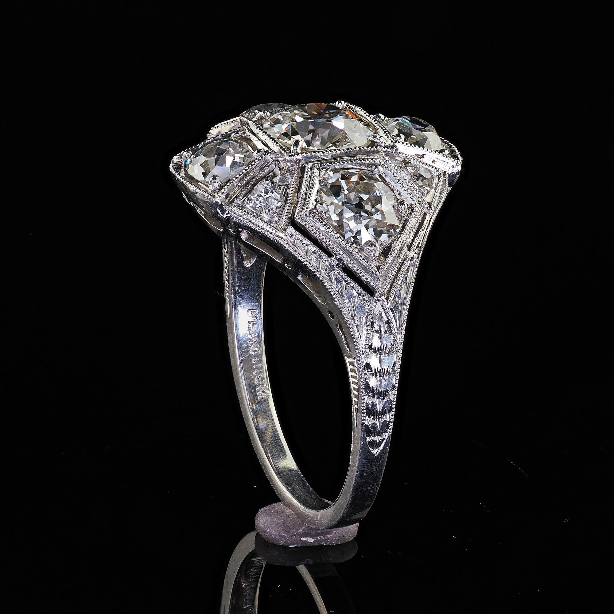 Bague cocktail Art déco ancienne en platine gravée de diamants taille vieille Europe en vente 4
