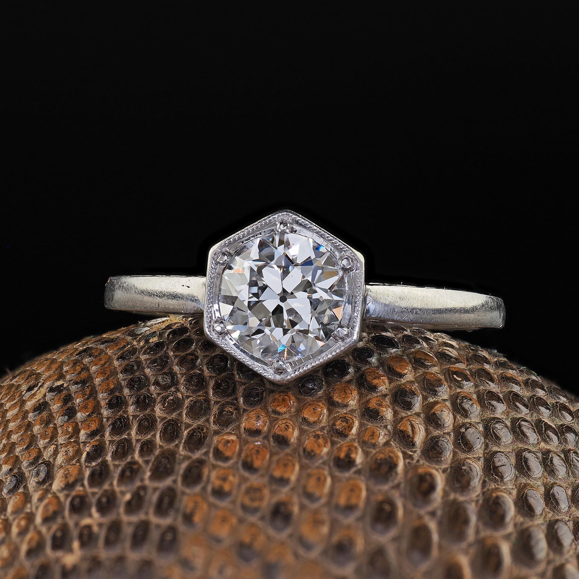 Bellissimo anello di fidanzamento antico Art Deco in platino con diamante taglio europeo inciso. Questo splendido anello di fidanzamento con diamante vecchio taglio europeo Art Deco è realizzato in platino. Questo splendido anello presenta un