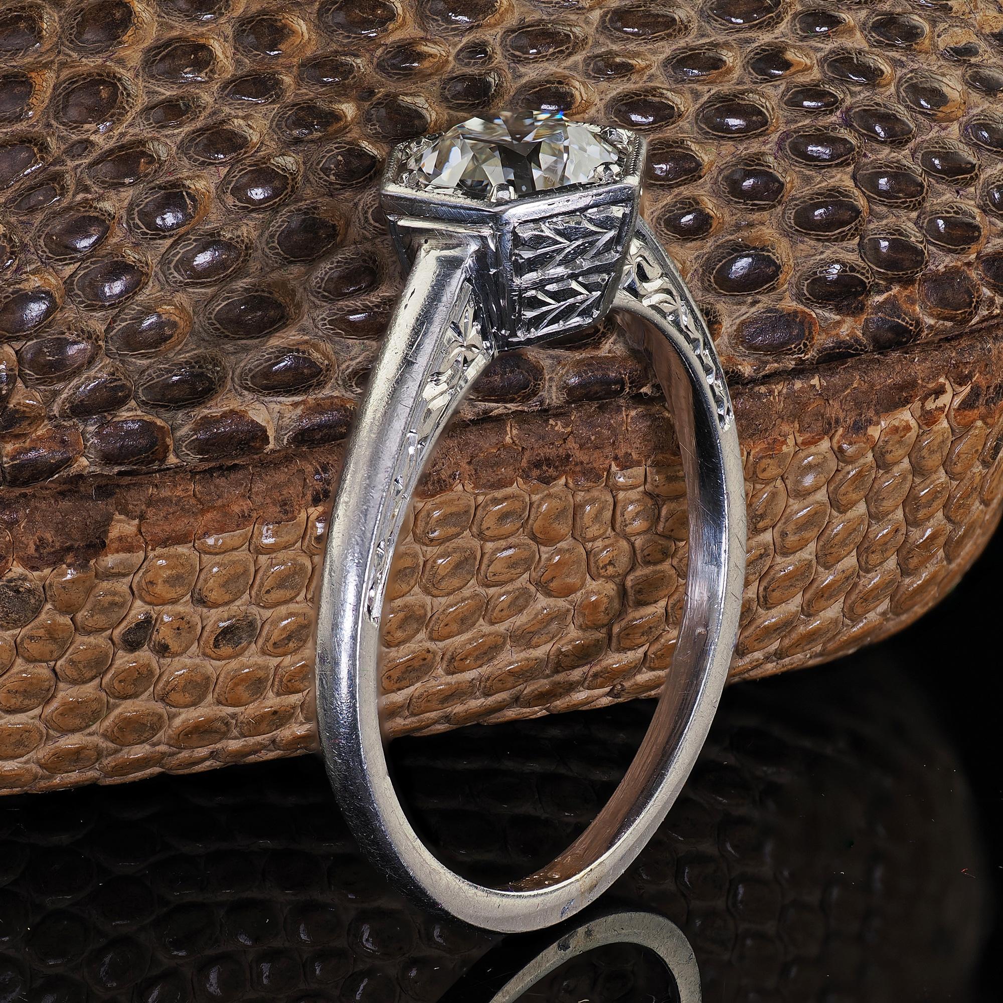Art Déco Anello di fidanzamento antico Art Deco in platino con diamante taglio europeo inciso in vendita