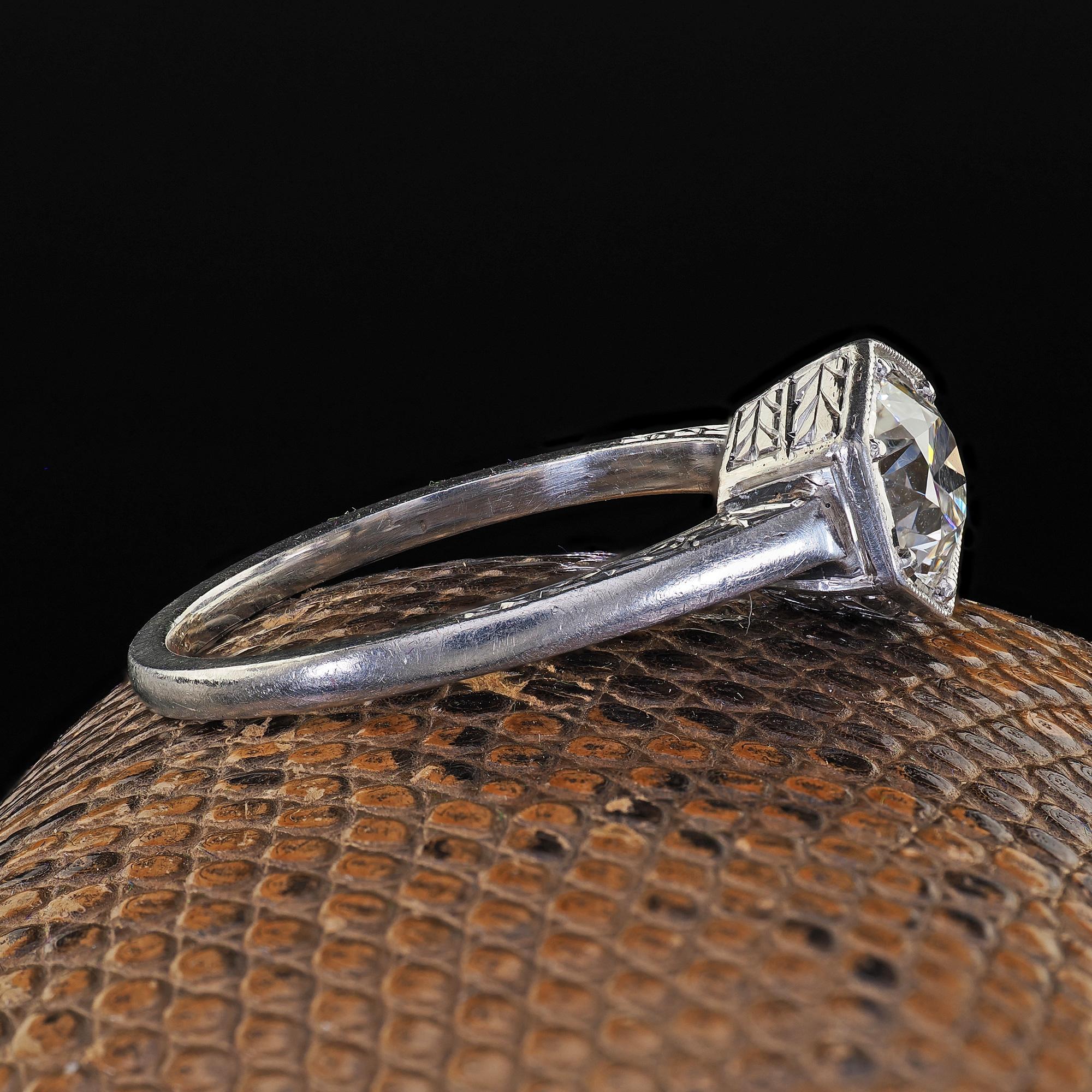 Taglio antico europeo Anello di fidanzamento antico Art Deco in platino con diamante taglio europeo inciso in vendita