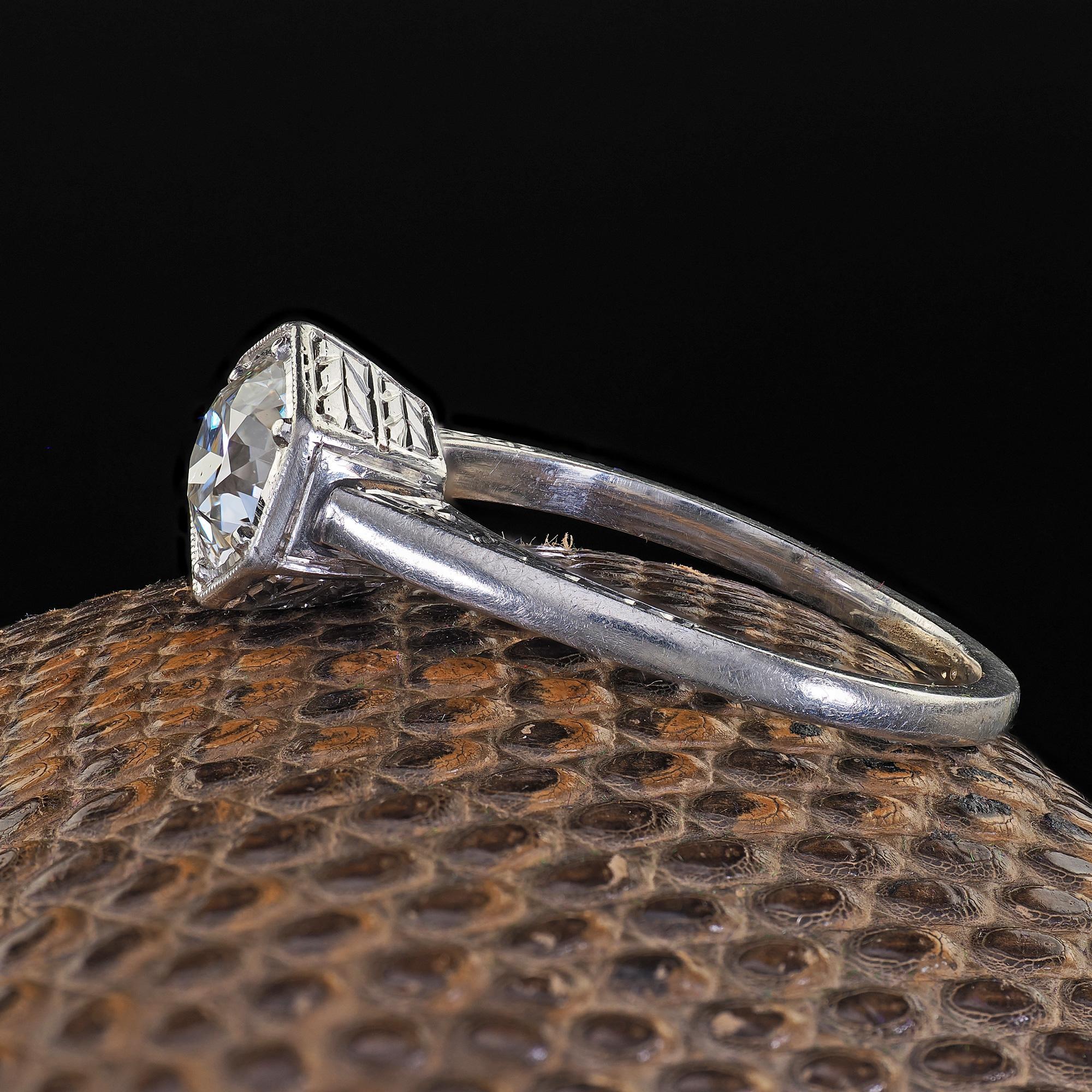 Anello di fidanzamento antico Art Deco in platino con diamante taglio europeo inciso In condizioni buone in vendita a Great Neck, NY