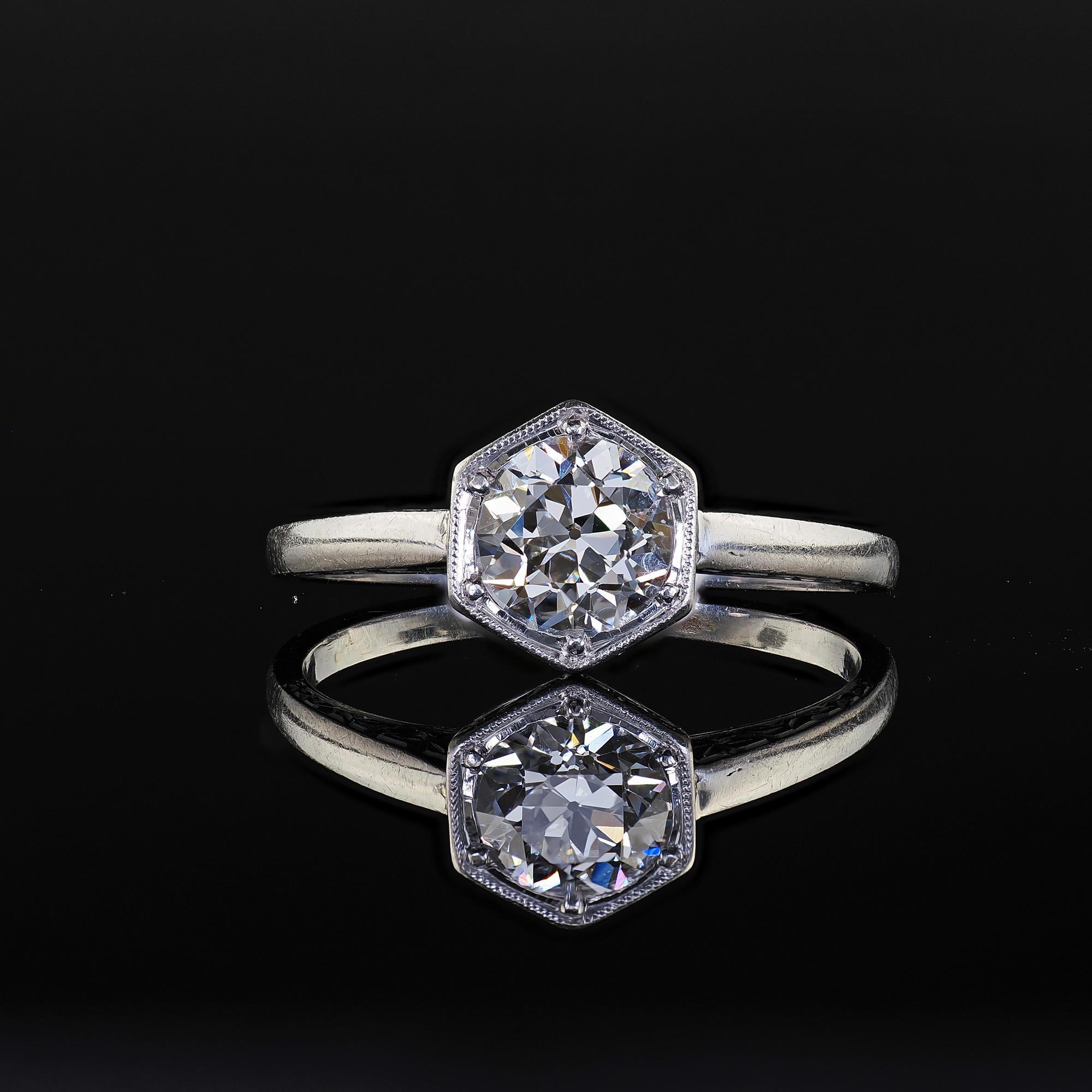 Anello di fidanzamento antico Art Deco in platino con diamante taglio europeo inciso in vendita 1