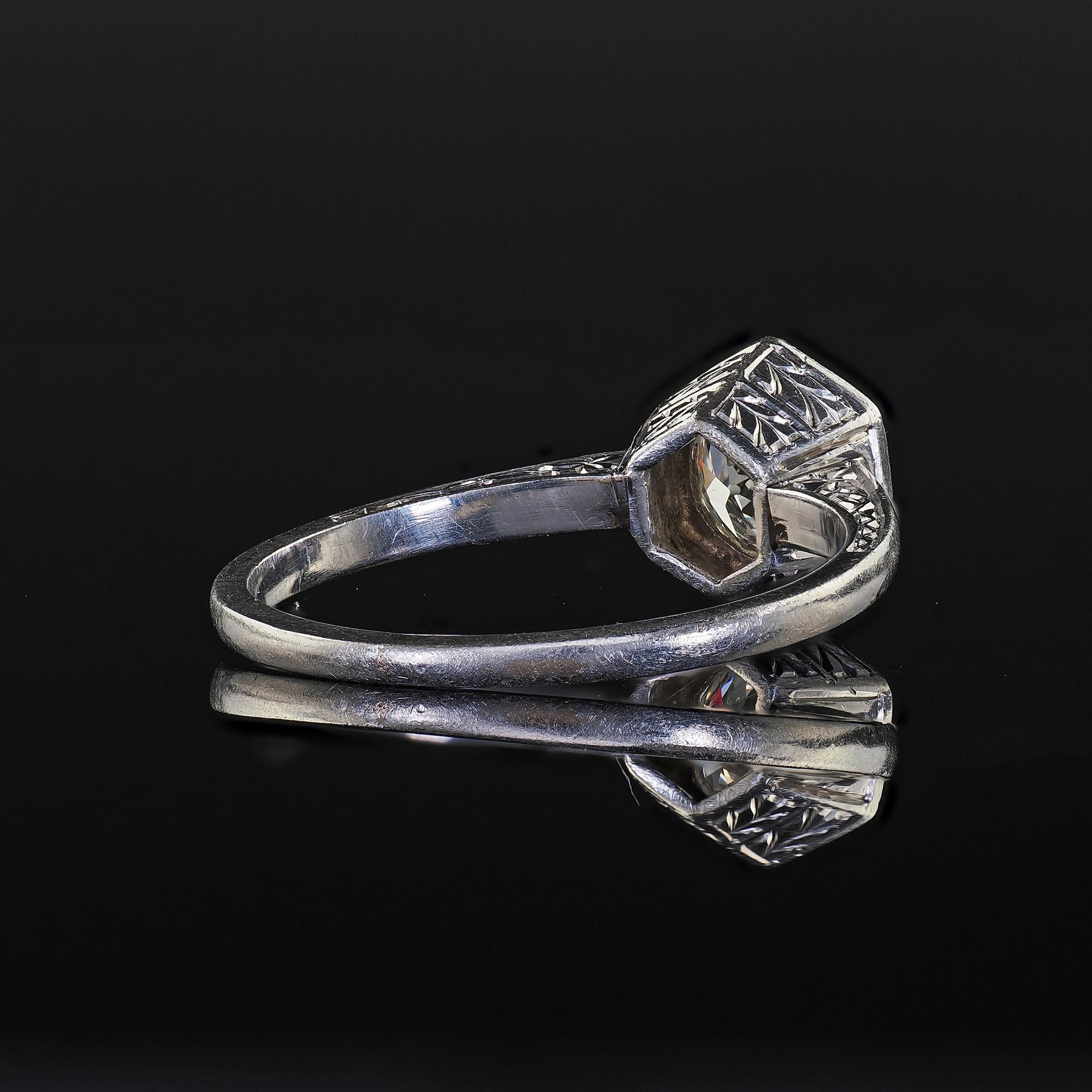 Anello di fidanzamento antico Art Deco in platino con diamante taglio europeo inciso in vendita 2