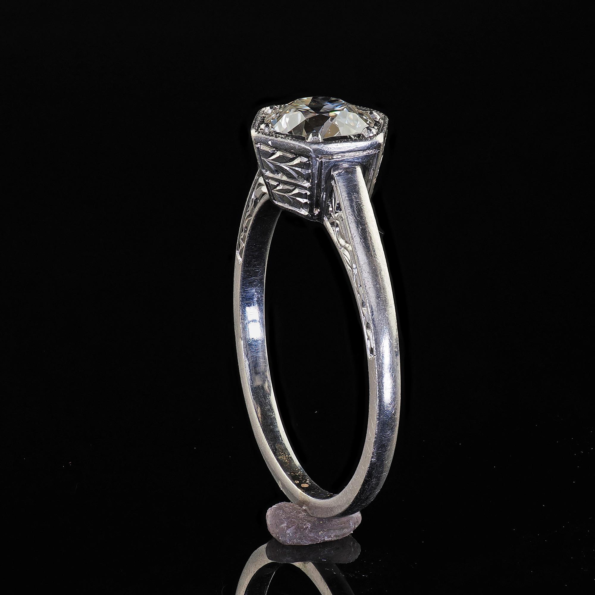 Anello di fidanzamento antico Art Deco in platino con diamante taglio europeo inciso in vendita 3