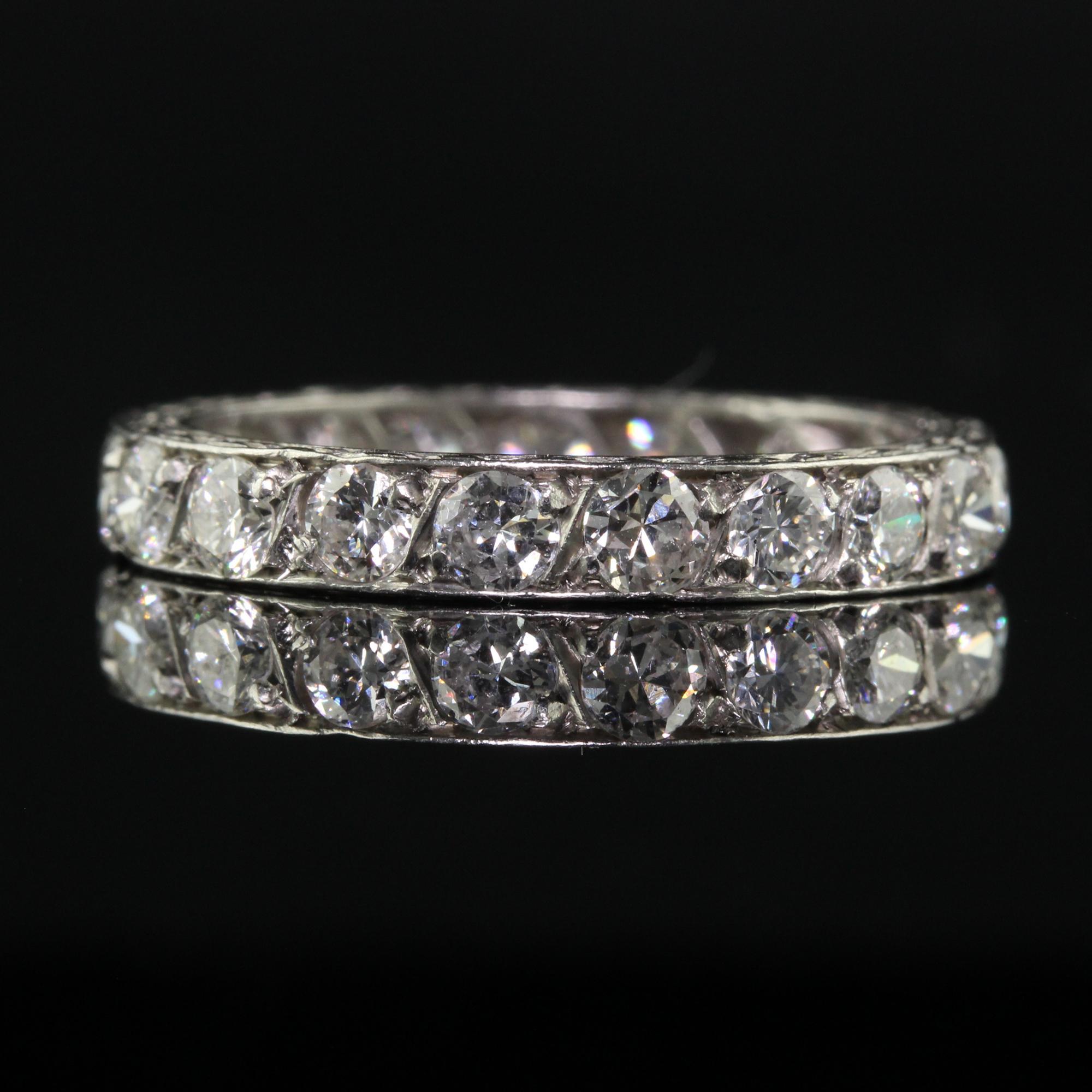 Antiker Art-Déco-Eternity-Ring aus Platin mit Diamant im alteuropäischen Schliff und Gravur im Zustand „Gut“ im Angebot in Great Neck, NY
