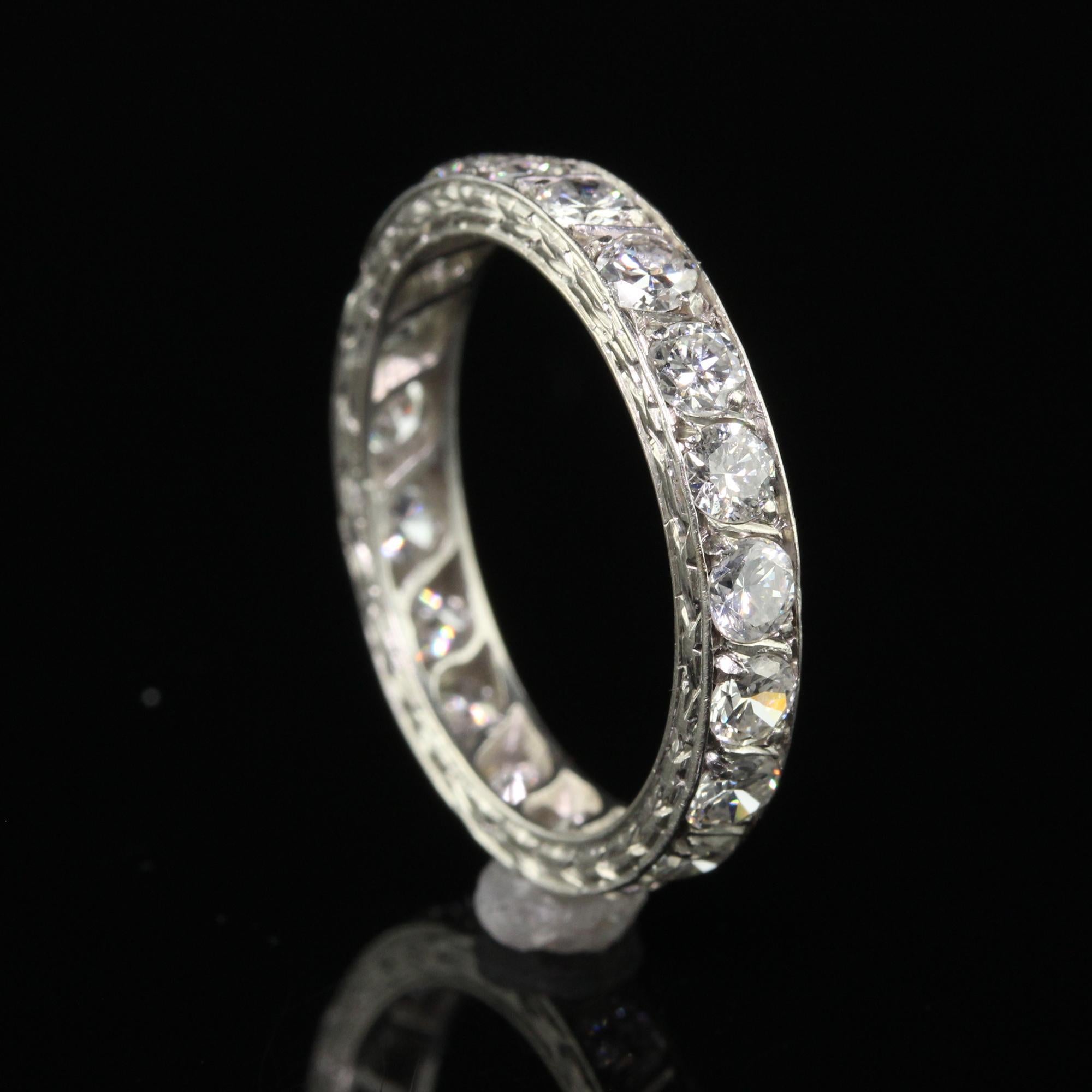 Antiker Art-Déco-Eternity-Ring aus Platin mit Diamant im alteuropäischen Schliff und Gravur Damen im Angebot