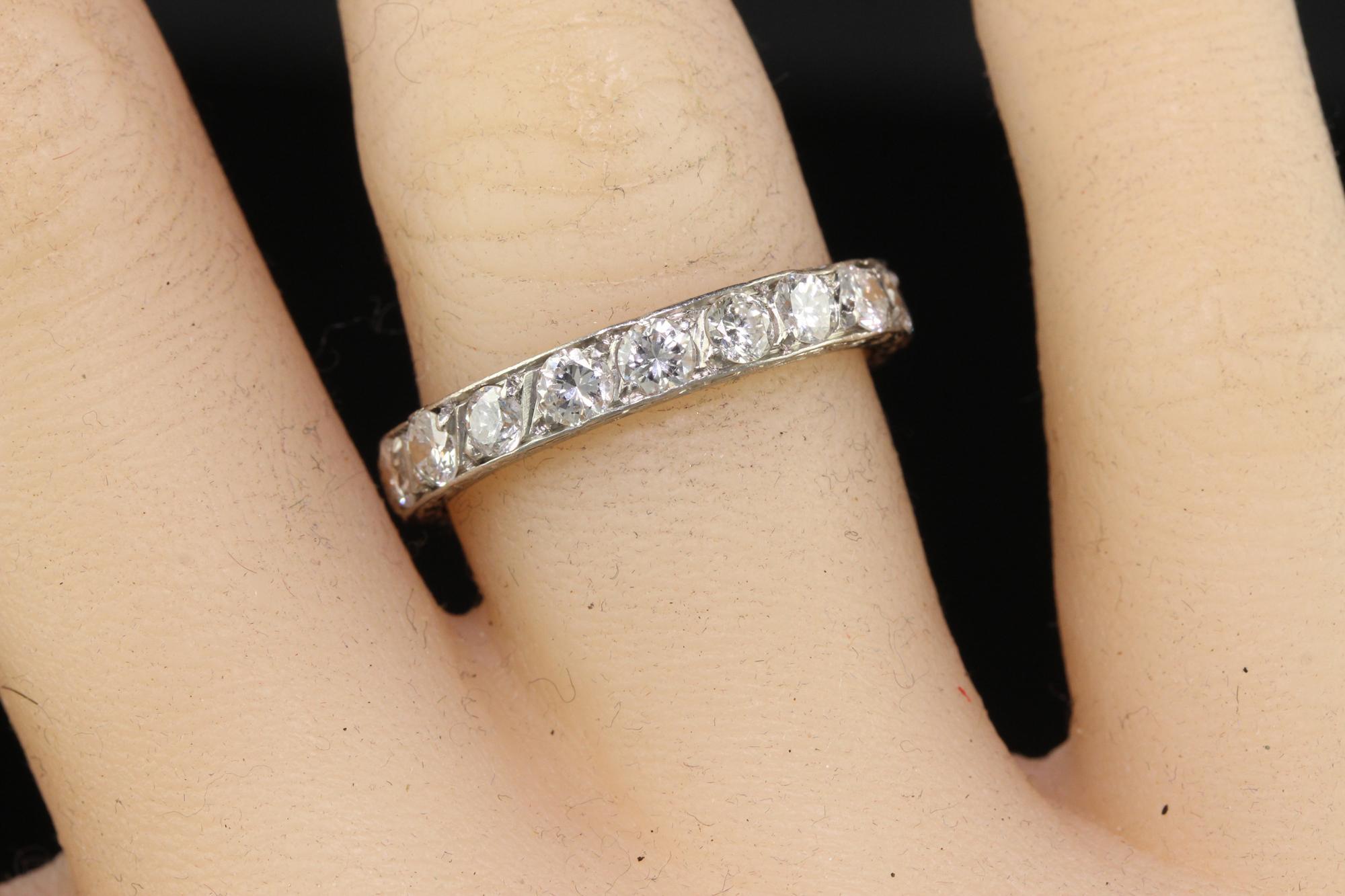 Antiker Art-Déco-Eternity-Ring aus Platin mit Diamant im alteuropäischen Schliff und Gravur im Angebot 1