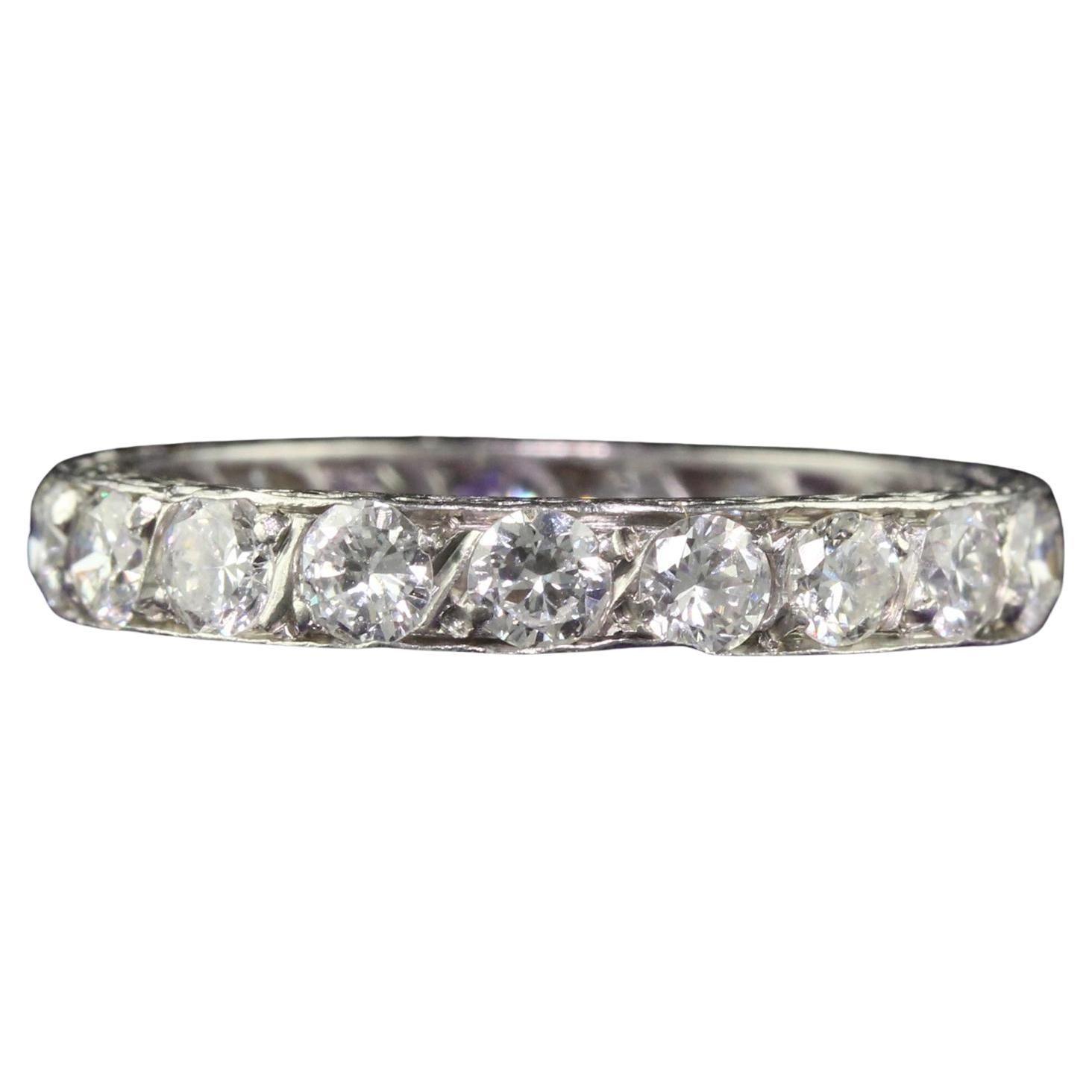 Antiker Art-Déco-Eternity-Ring aus Platin mit Diamant im alteuropäischen Schliff und Gravur