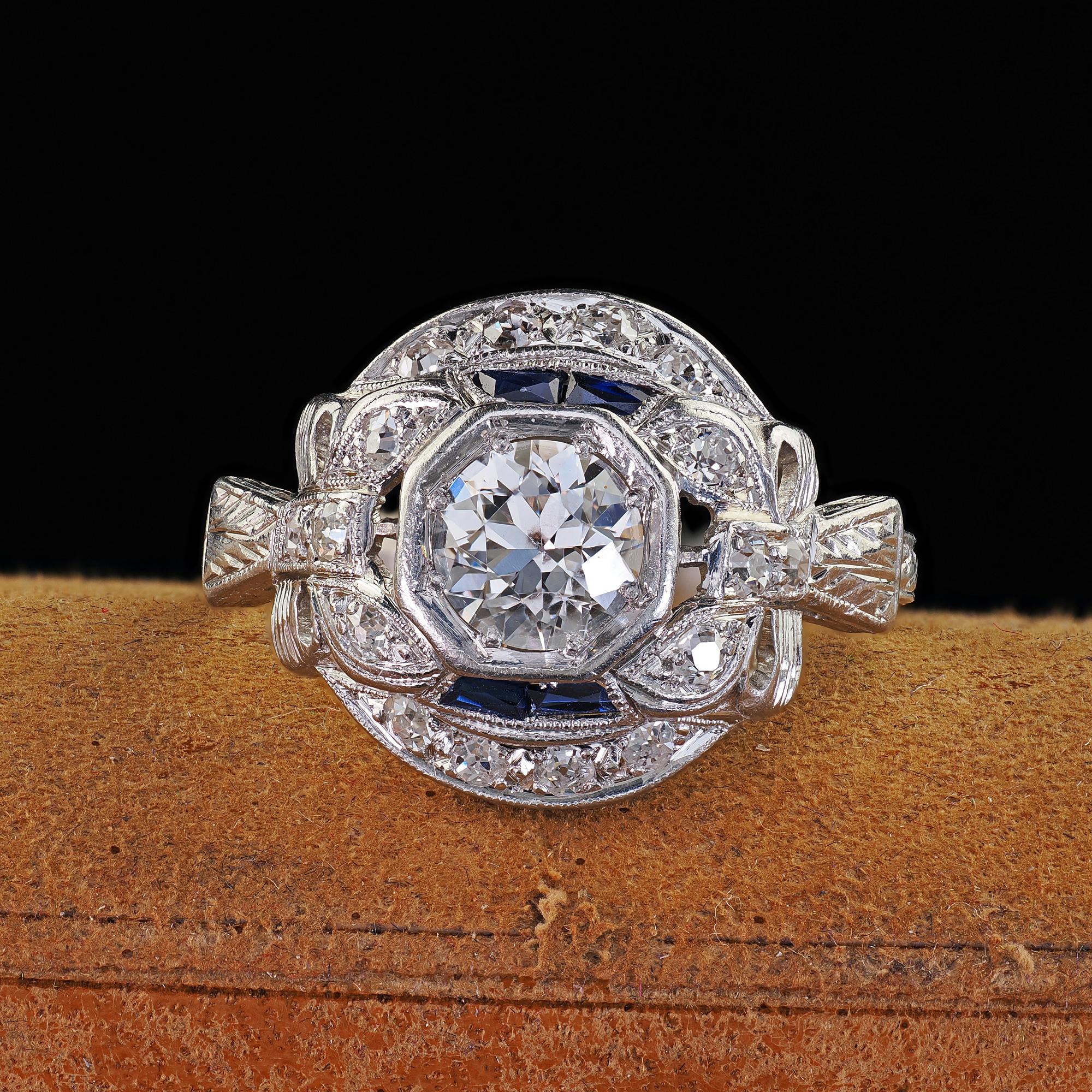 Magnifique bague de fiançailles Arte Antiques Platinum Old European Cut Diamond Sapphire. Cette étonnante bague de fiançailles Art déco en diamant de taille européenne est réalisée en platine. Cette magnifique bague présente un diamant de taille