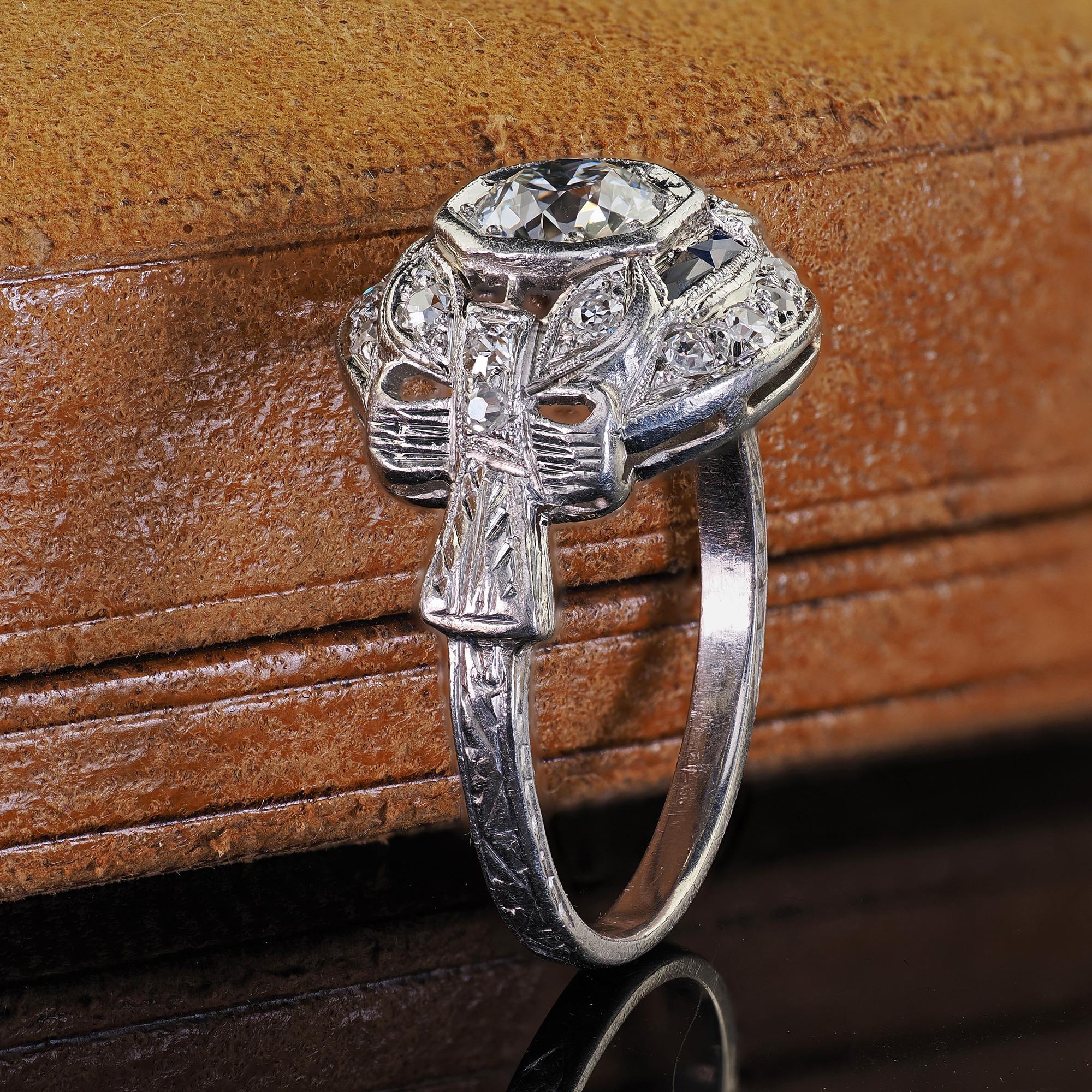 Taille vieille Europe Bague de fiançailles Art déco ancienne en platine, diamant taille vieille Europe et saphir en vente