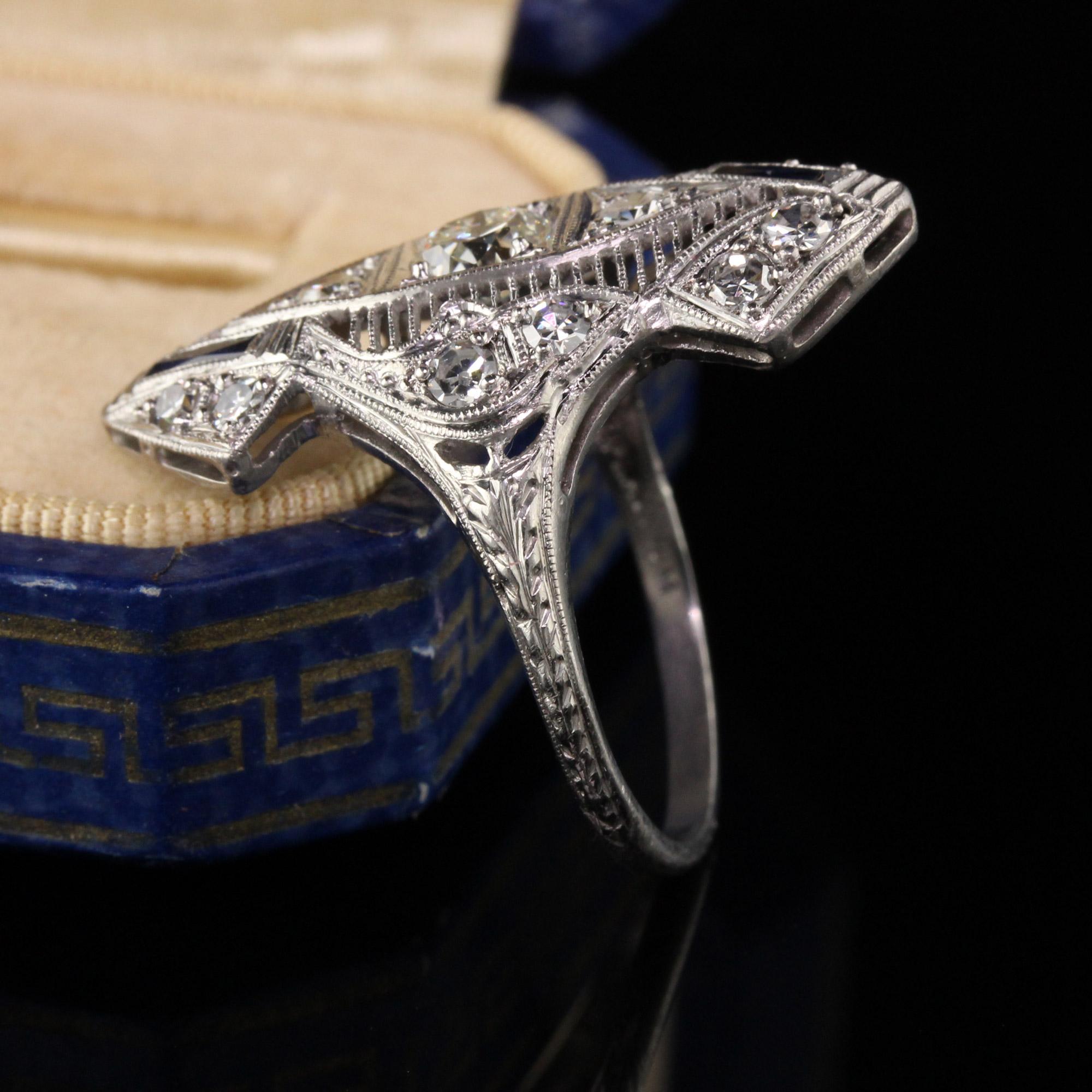 Schöne antike Art Deco Platinum Old European Cut Diamond Sapphire Schild Ring. Dieser wunderschöne Ring besteht aus Diamanten im alten europäischen Schliff und synthetischen Saphiren in einem langen Schildringdesign. Ein großer Ring für maximale