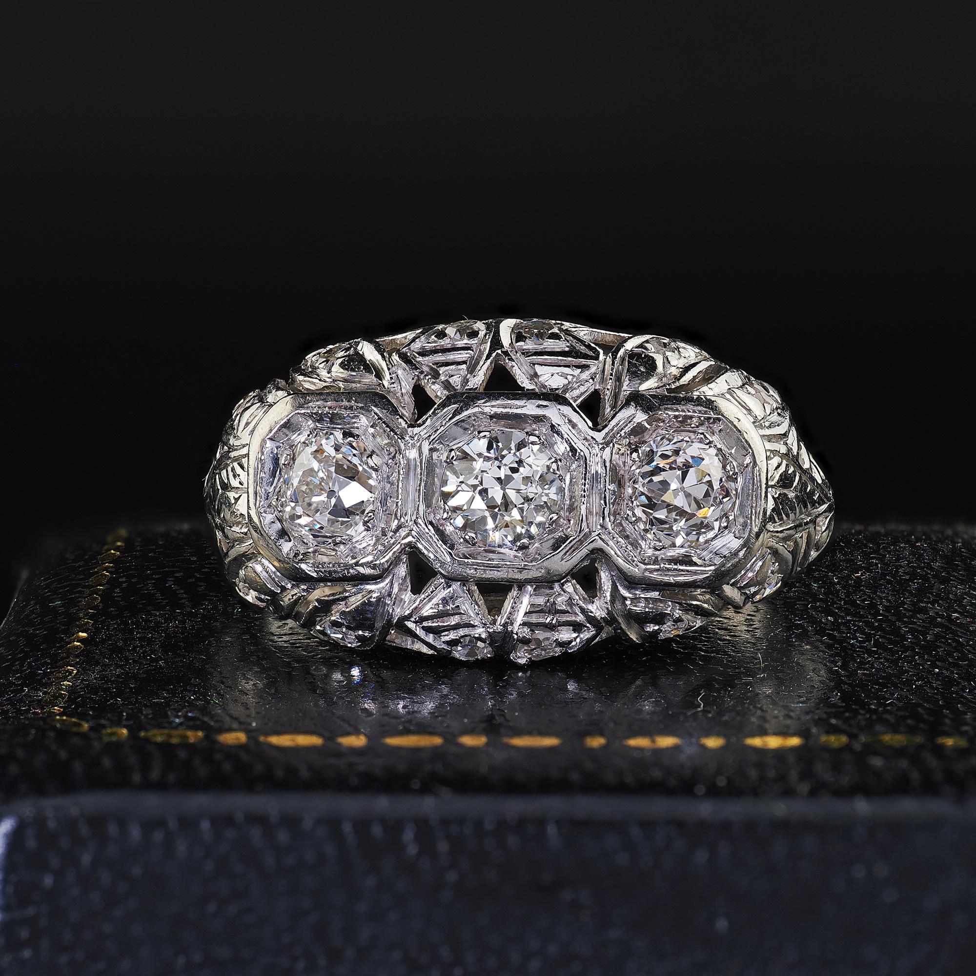 Hermoso Anillo Antiguo Art Decó de Platino con Diamantes de Corte Europeo Filigrana de Tres Piedras. Este precioso anillo antiguo Art Déco europeo de tres diamantes está hecho en platino. Este anillo presenta tres diamantes de talla europea antigua