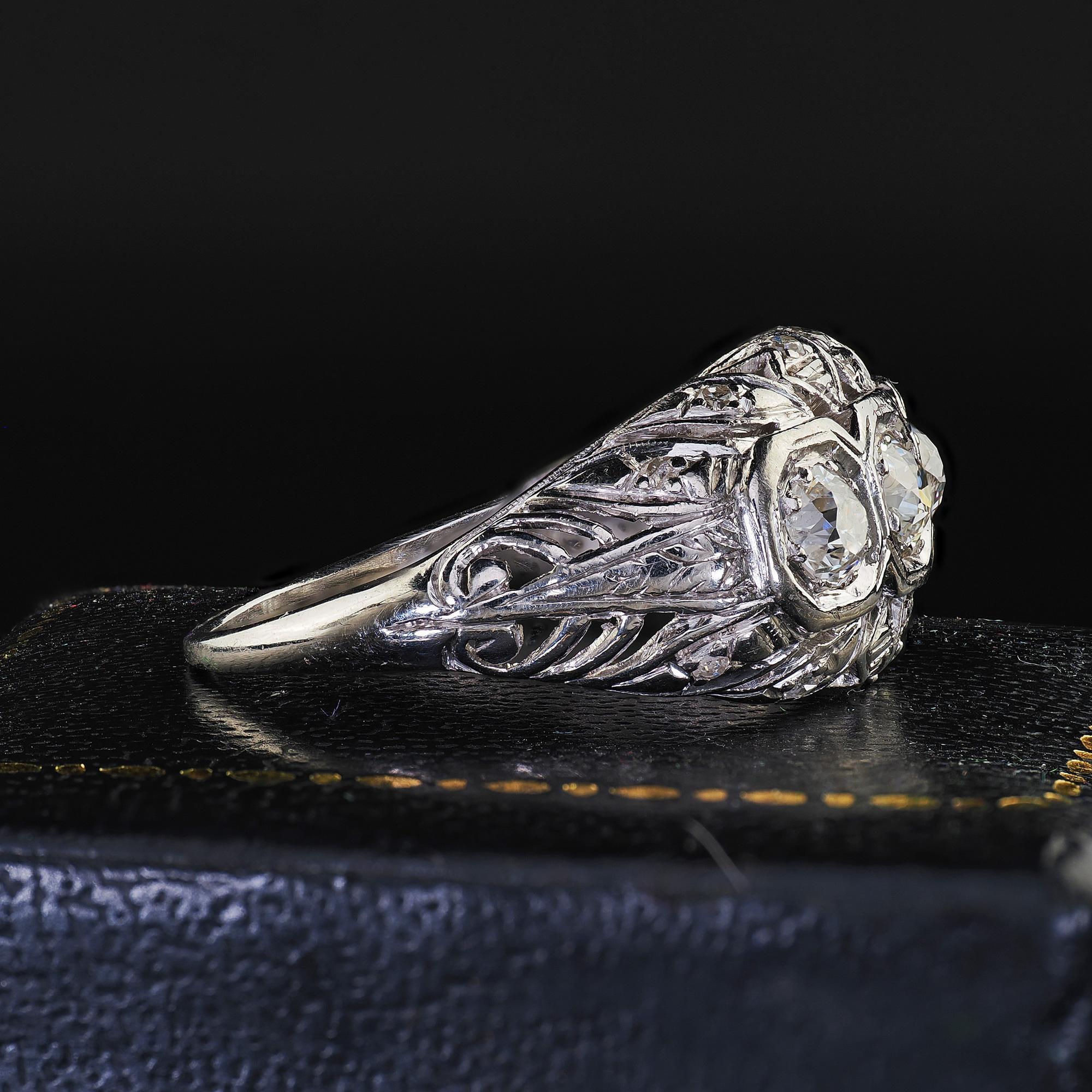 Anillo Antiguo Art Déco Platino Corte Europeo Antiguo Diamante Filigrana Tres Piedras Art Decó en venta