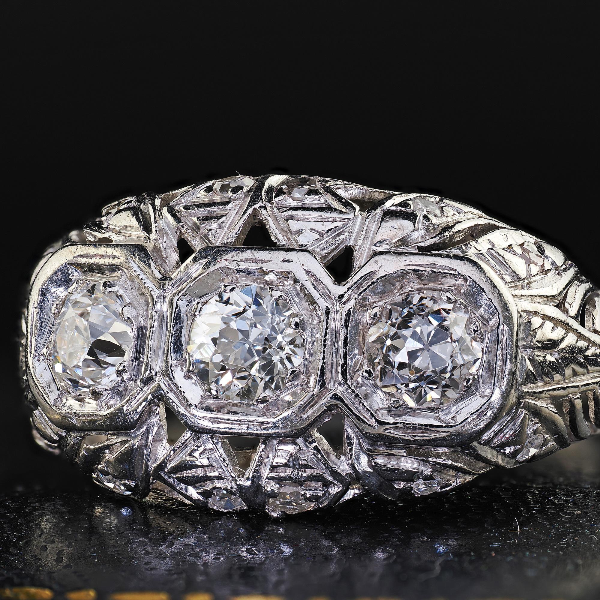 Anillo Antiguo Art Déco Platino Corte Europeo Antiguo Diamante Filigrana Tres Piedras en Bueno estado para la venta en Great Neck, NY