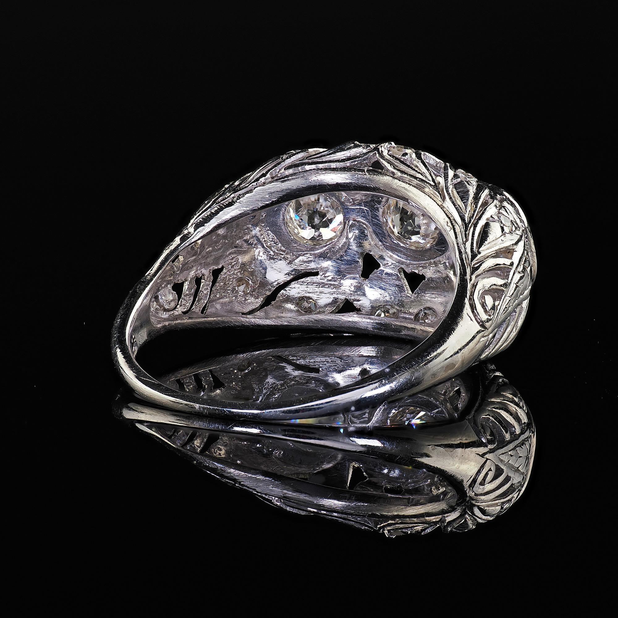 Anillo Antiguo Art Déco Platino Corte Europeo Antiguo Diamante Filigrana Tres Piedras en venta 1