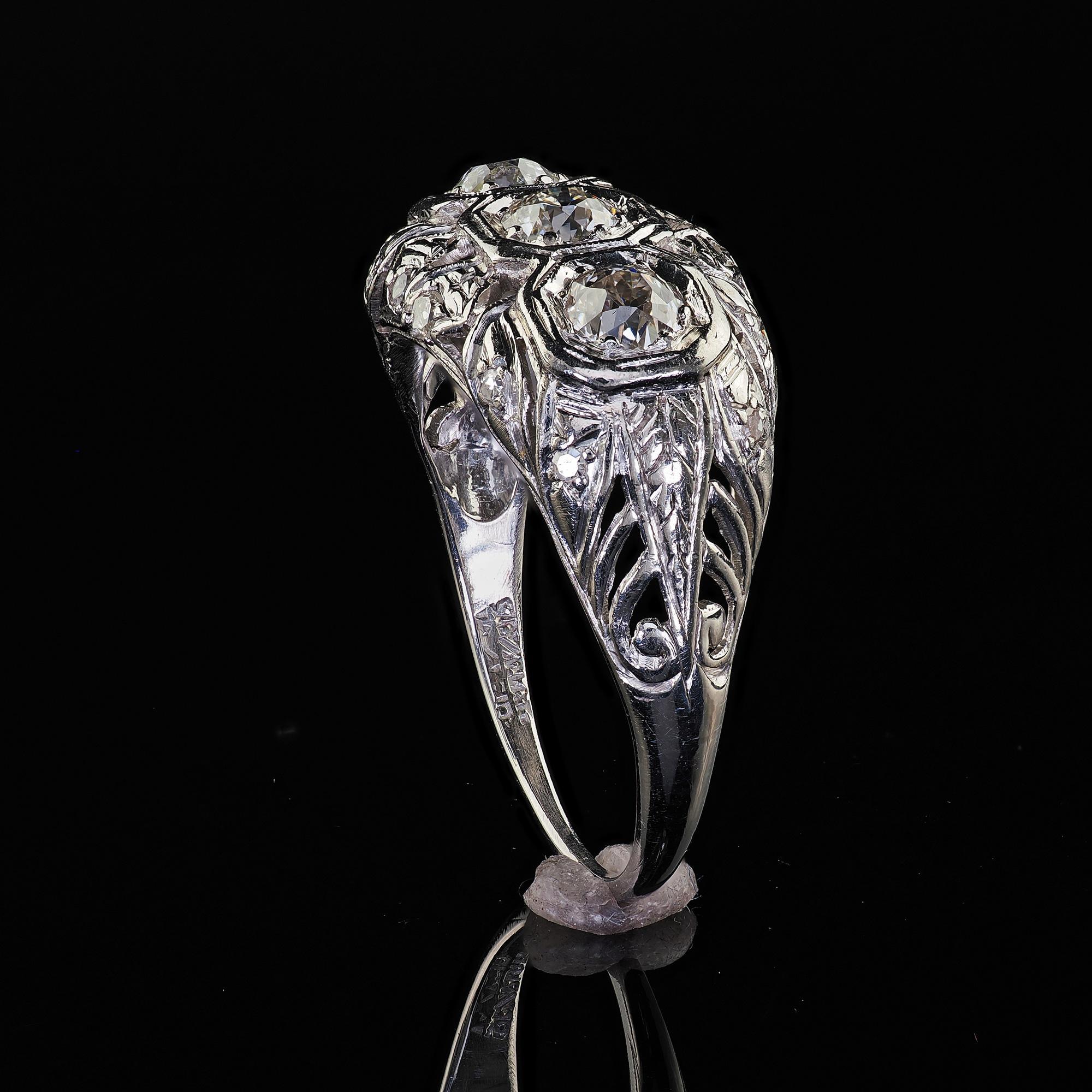 Anillo Antiguo Art Déco Platino Corte Europeo Antiguo Diamante Filigrana Tres Piedras en venta 2