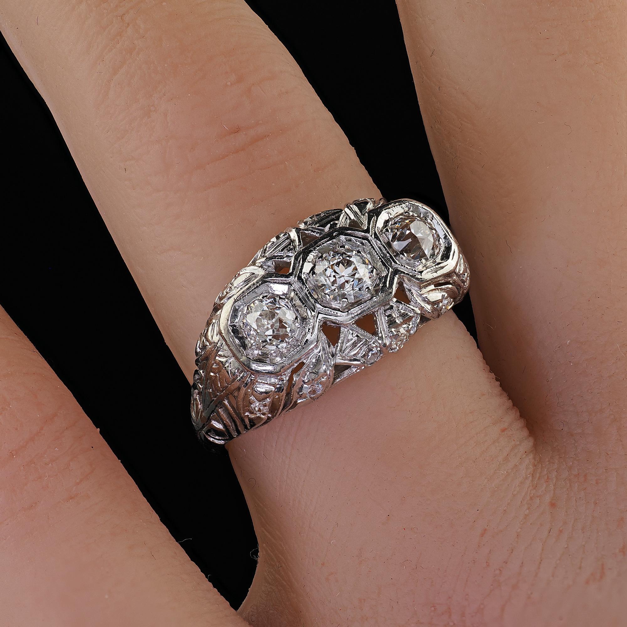 Anillo Antiguo Art Déco Platino Corte Europeo Antiguo Diamante Filigrana Tres Piedras en venta 3