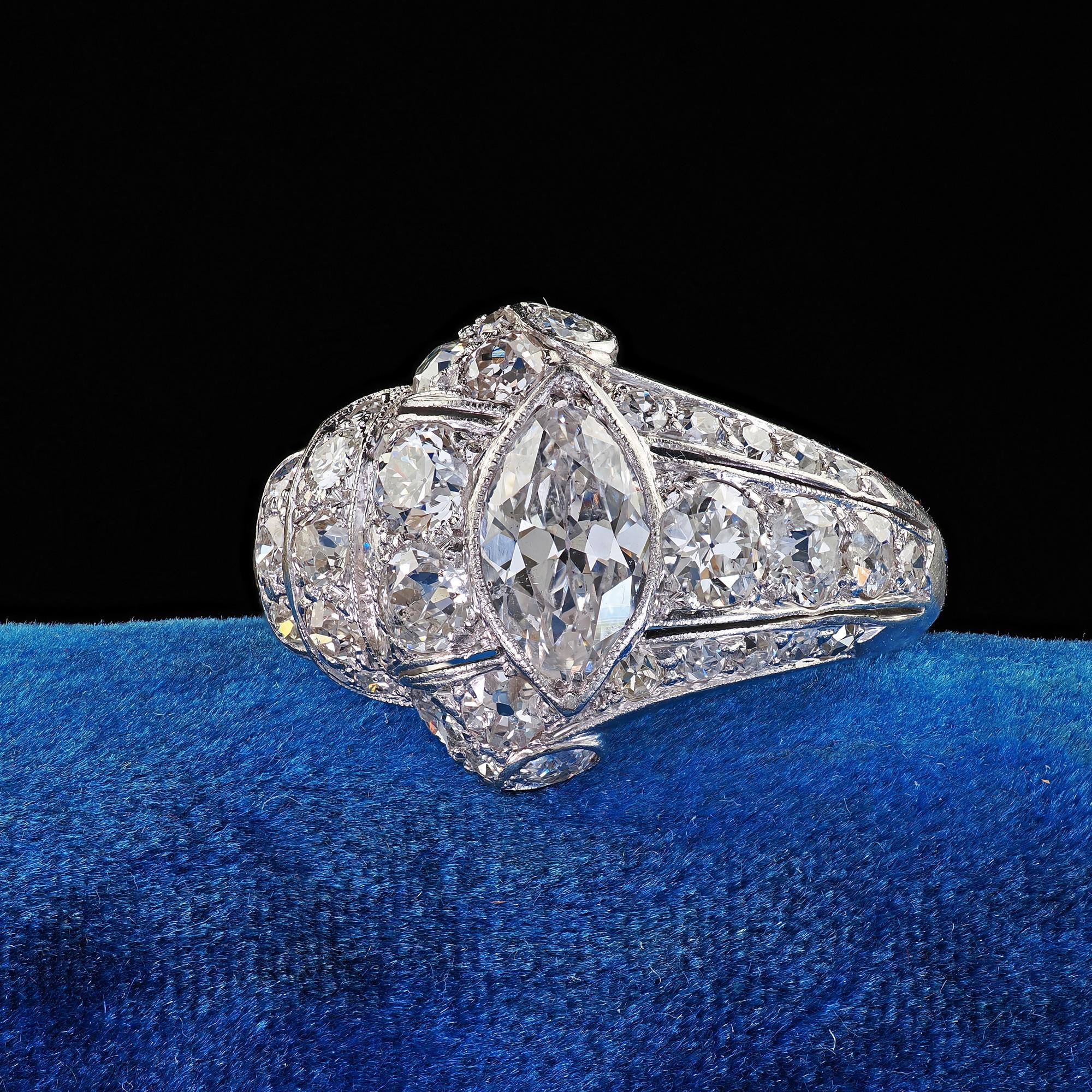 Magnifique bague de cocktail en platine antique Art Deco avec diamant marquise de taille européenne. Cette magnifique bague de cocktail marquise Art déco à taille ancienne est réalisée en platine. La bague présente une magnifique marquise de taille