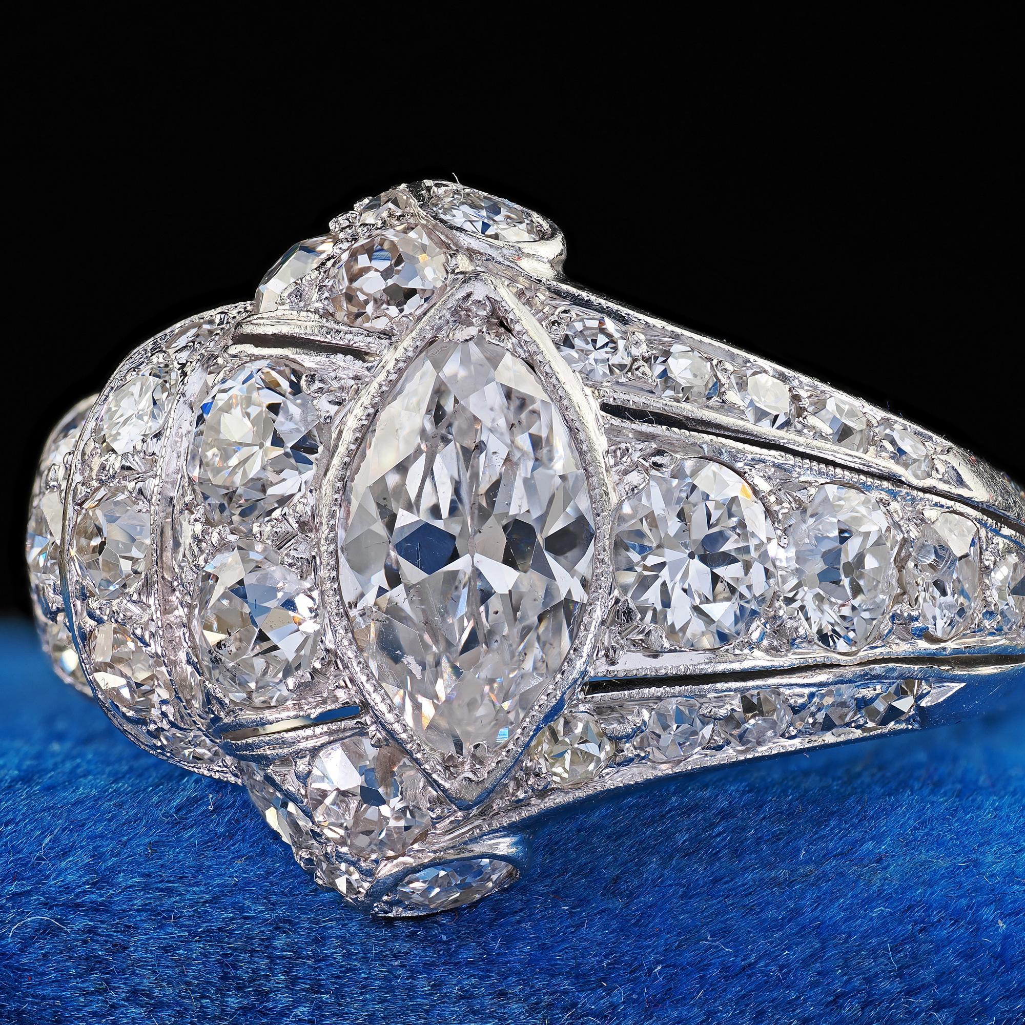 Bague cocktail Art déco ancienne en platine avec diamant marquise de taille européenne ancienne en vente 1