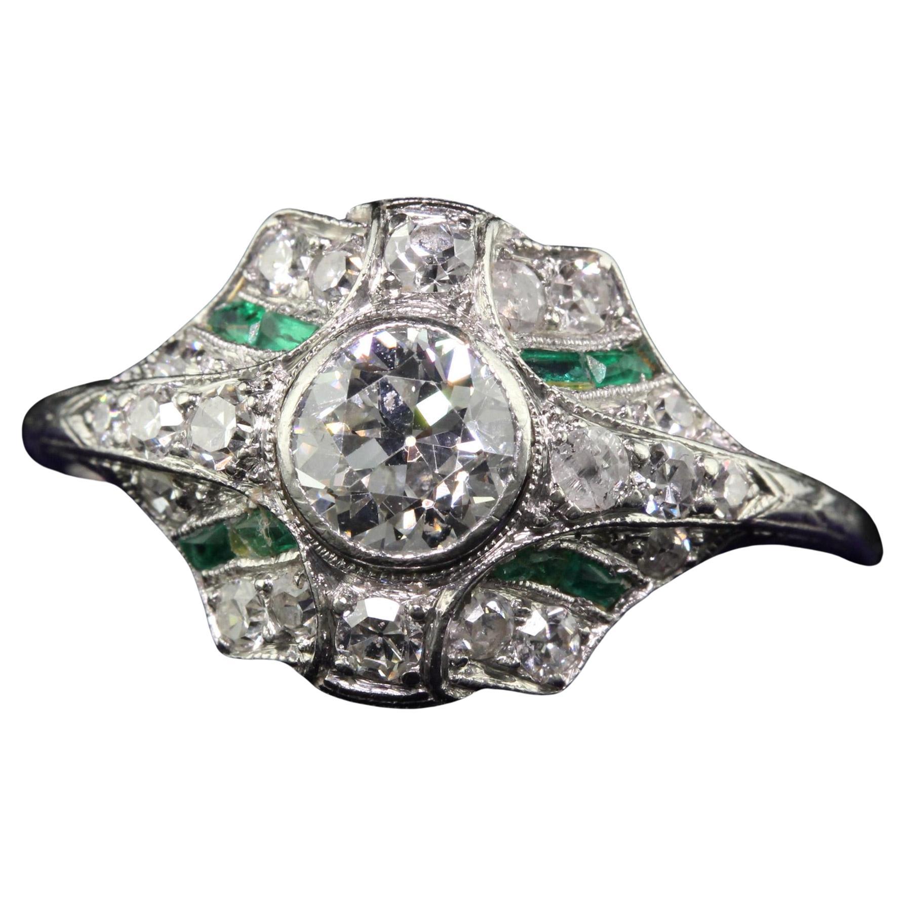 Antiker Art Deco Platin-Verlobungsring mit alteuropäischem Diamant und Smaragd im Angebot