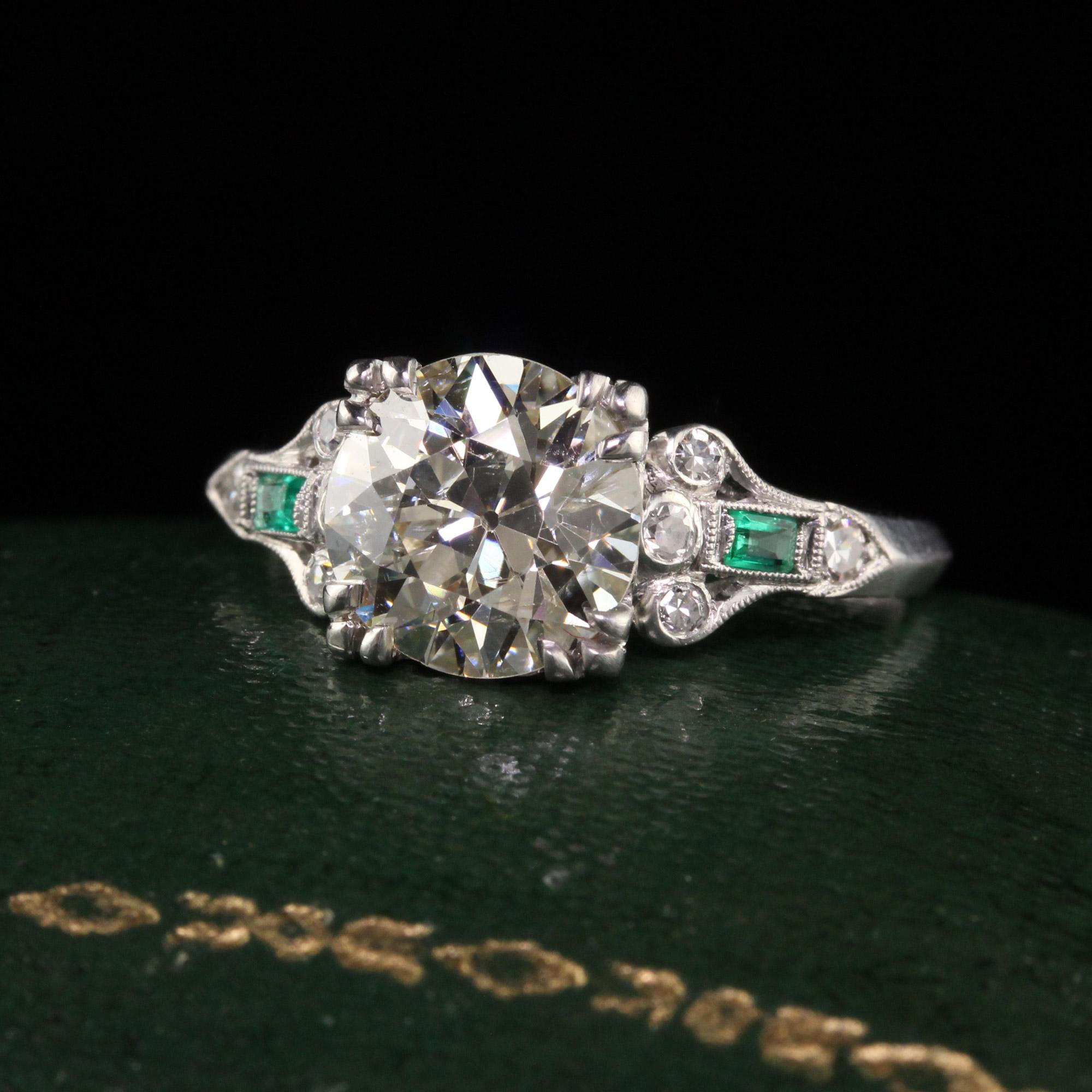 Schöner antiker Art Deco Platin Verlobungsring mit Diamant und Smaragd. Dieser wunderschöne Verlobungsring ist aus Platin gefertigt. In der Mitte befindet sich ein wunderschöner Diamant mit altem europäischem Schliff in einer schönen