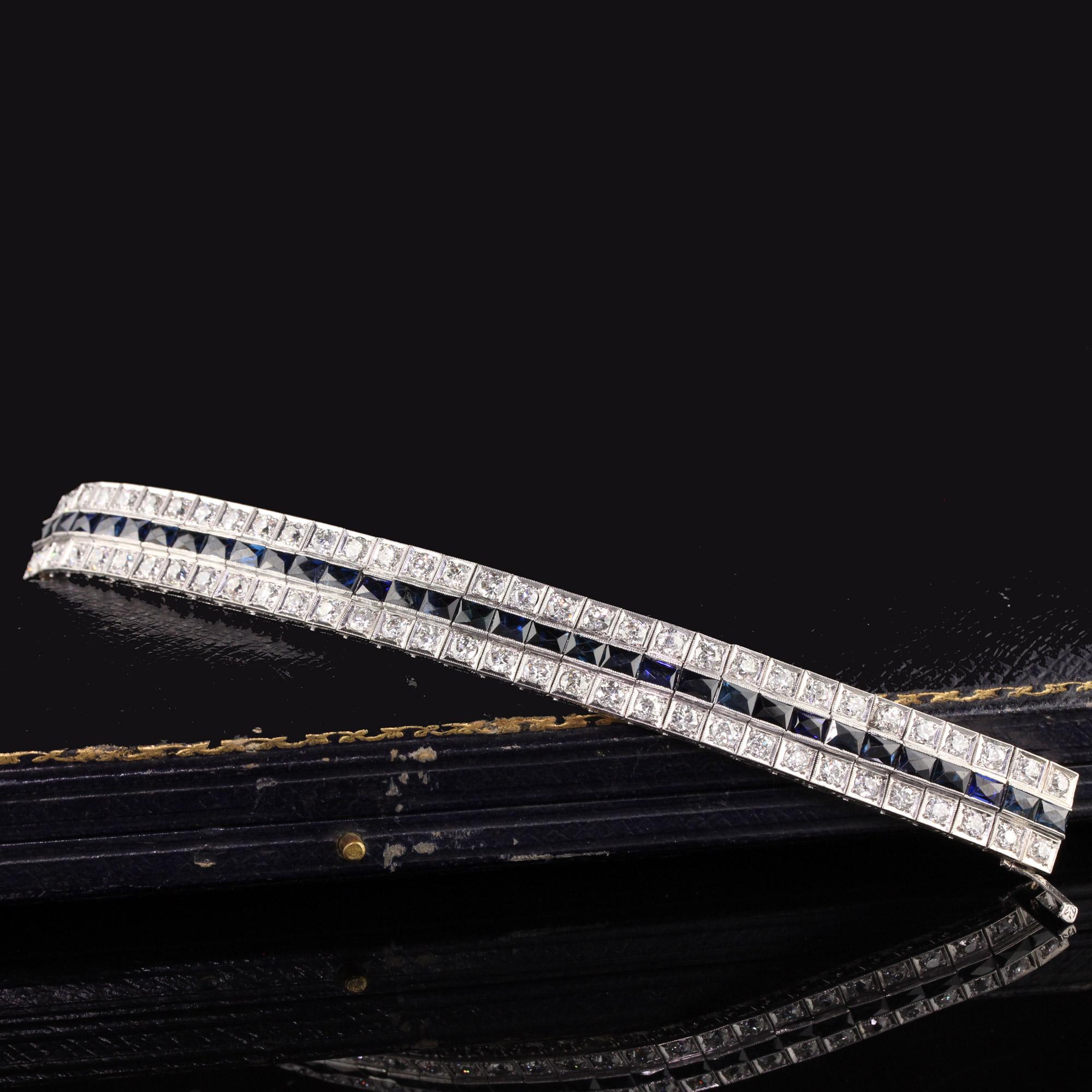 Schöne antike Art Deco Platinum Old European Diamond und Sapphire Line Armband. Dieses unglaubliche Art Deco Armband hat ca. 12 cts von Diamanten und ca. 10 cts von natürlichen Saphiren in der Mitte. Es hat Gravuren an den Seiten und ist ein