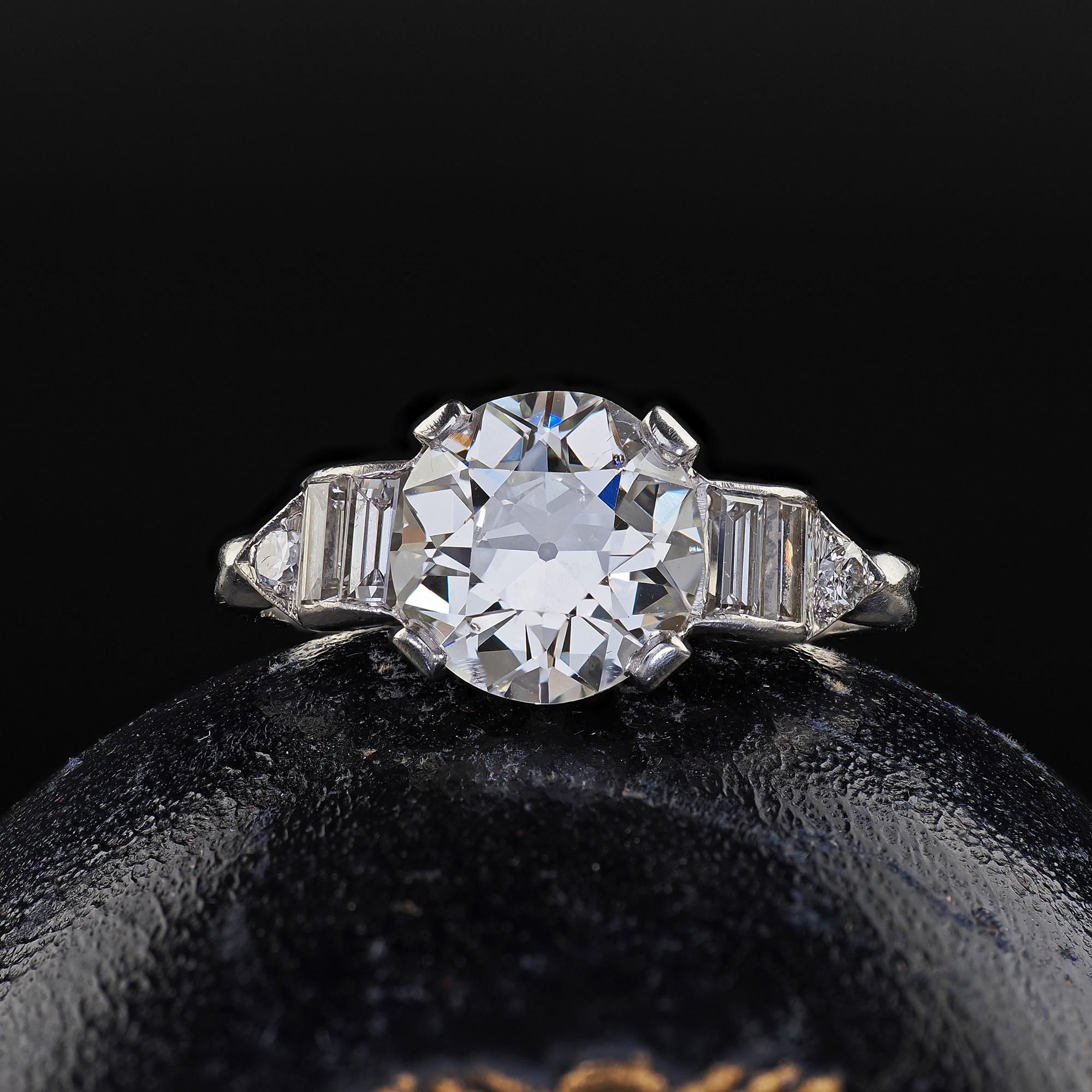 Magnifique bague de fiançailles Arte Antiques Platinum Old European Diamond Baguette - GIA. Cette magnifique bague de fiançailles Art déco en diamant vieux européen est fabriquée en platine. Cette magnifique bague est ornée au centre d'une taille