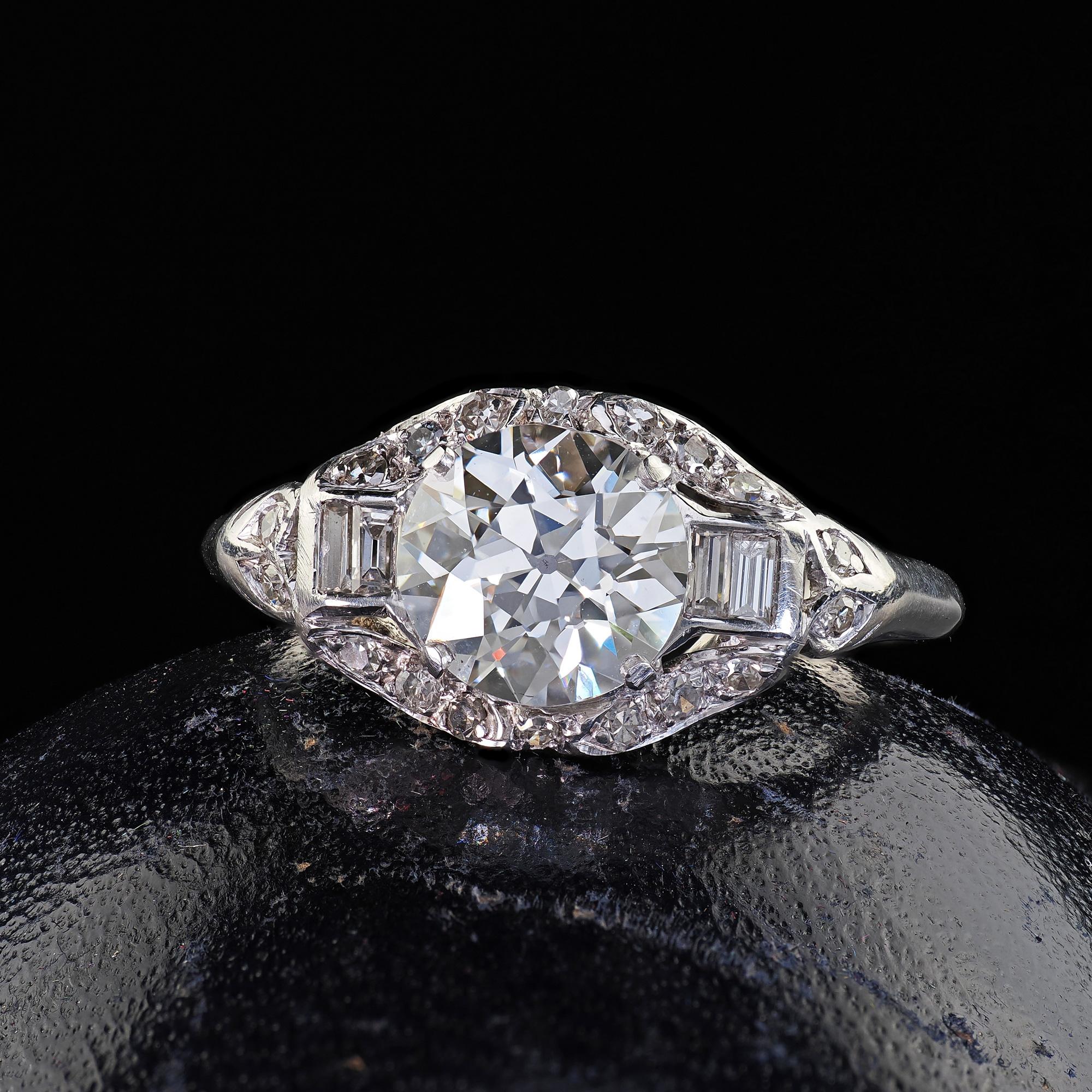 Bellissimo anello di fidanzamento con diamante baguette antico Art Deco in platino - GIA. Questo bellissimo anello di fidanzamento con diamante vecchio taglio europeo Art Deco è realizzato in platino. L'anello presenta un bellissimo diamante di