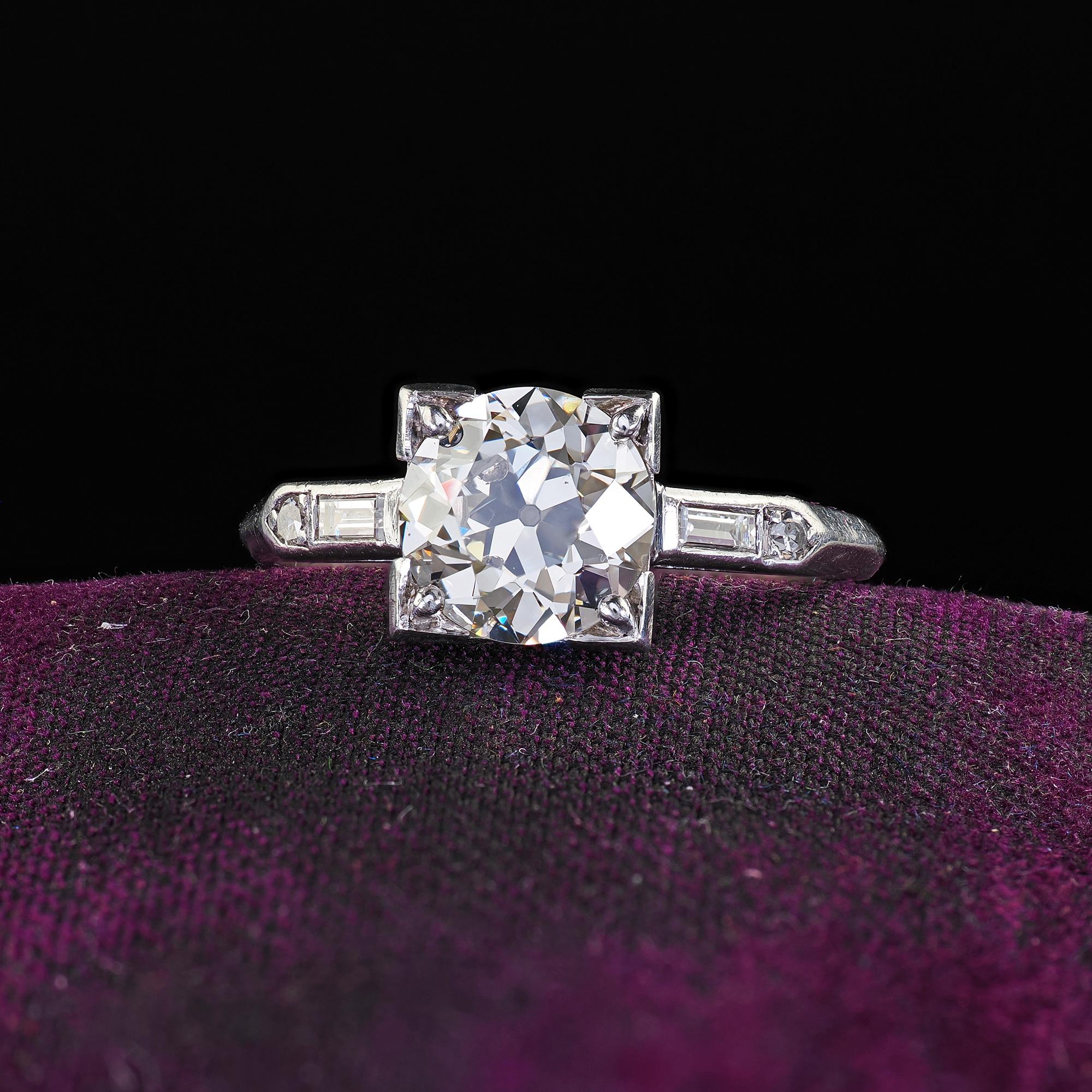 Magnifique bague de fiançailles Arte Antiques Platinum Old European Diamond Baguette - GIA. Cette magnifique bague de fiançailles Art déco en diamant de taille européenne est réalisée en platine. Cette magnifique bague est ornée d'un diamant de