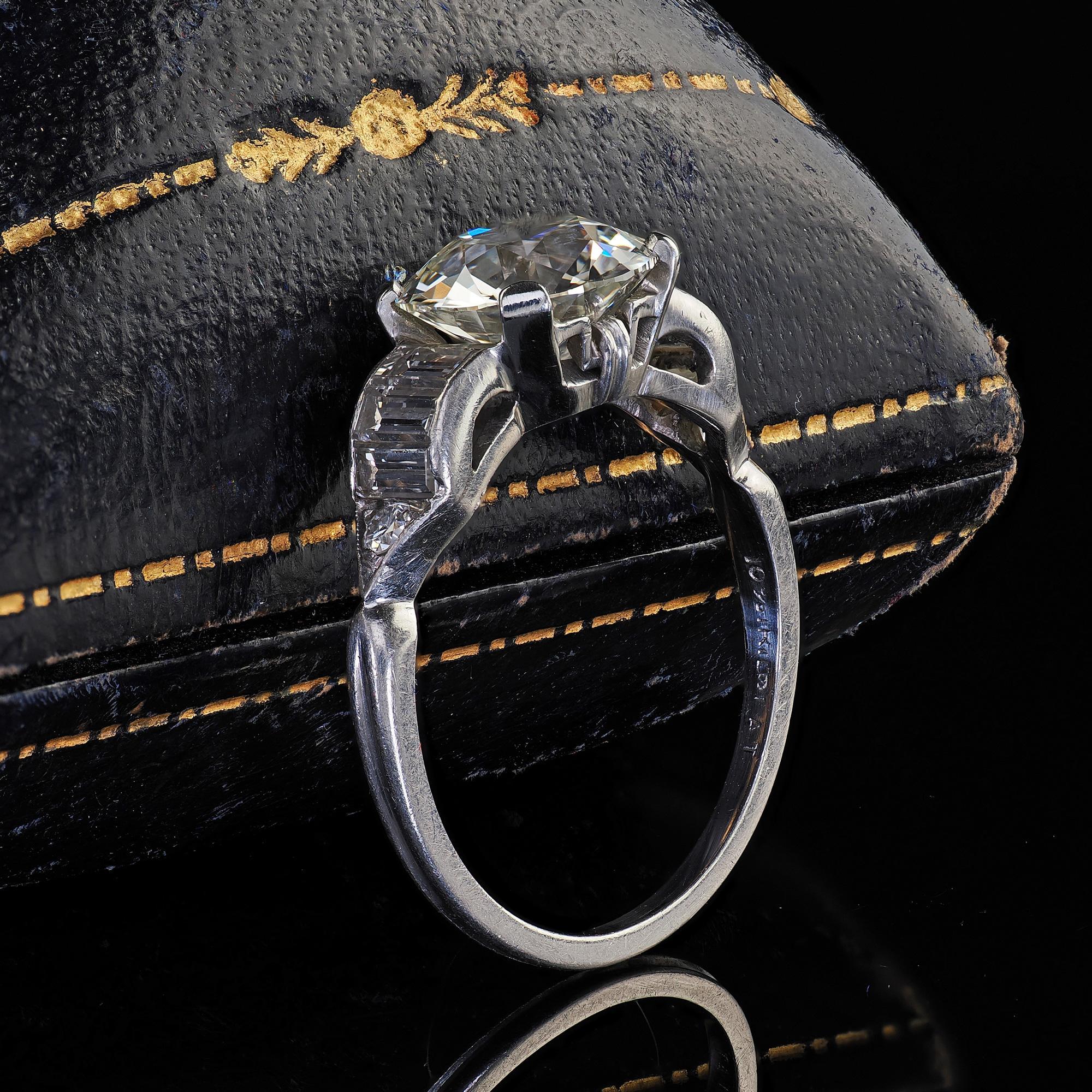 Taille vieille Europe Bague de fiançailles Art déco ancienne en platine avec diamant baguette vieille Europe - GIA en vente