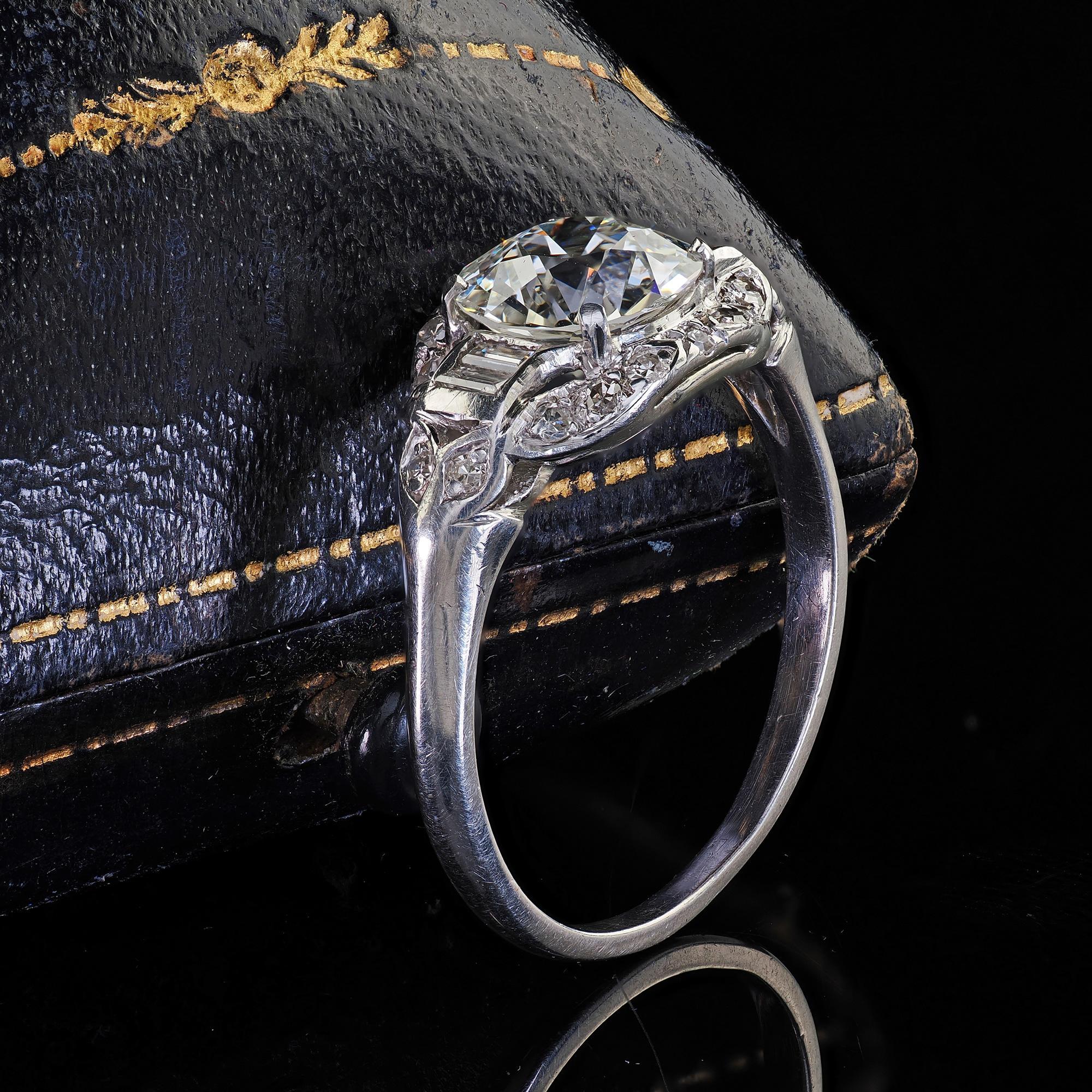 Art Déco Anello di fidanzamento Baguette con diamante antico in platino Art Deco - GIA in vendita