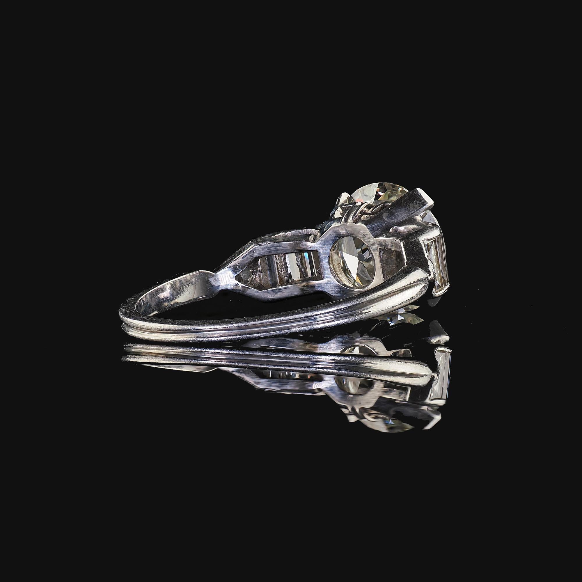 Bague de fiançailles Art déco ancienne en platine avec diamant baguette vieille Europe - GIA en vente 3