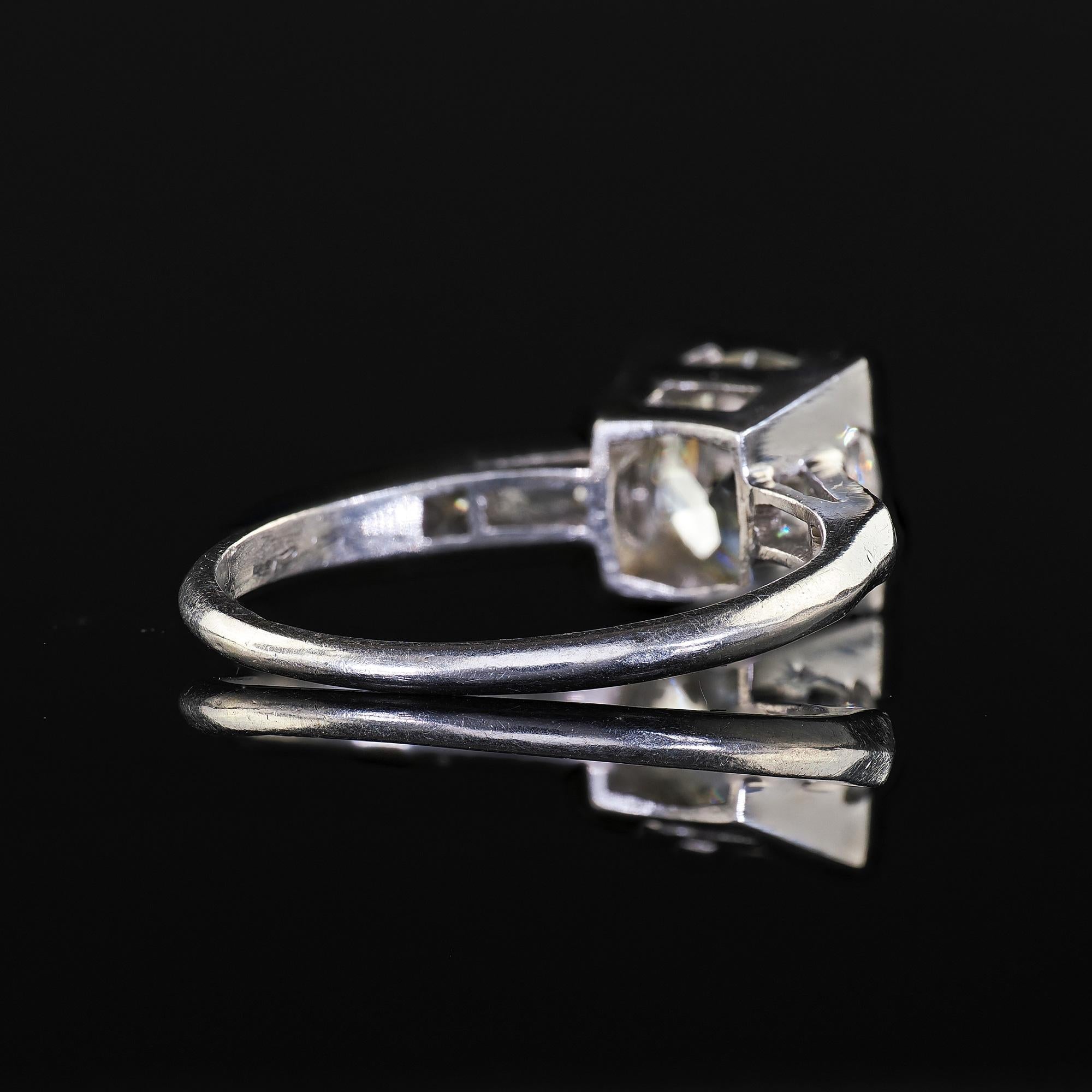 Bague de fiançailles Art déco ancienne en platine avec diamant baguette vieille Europe - GIA en vente 4