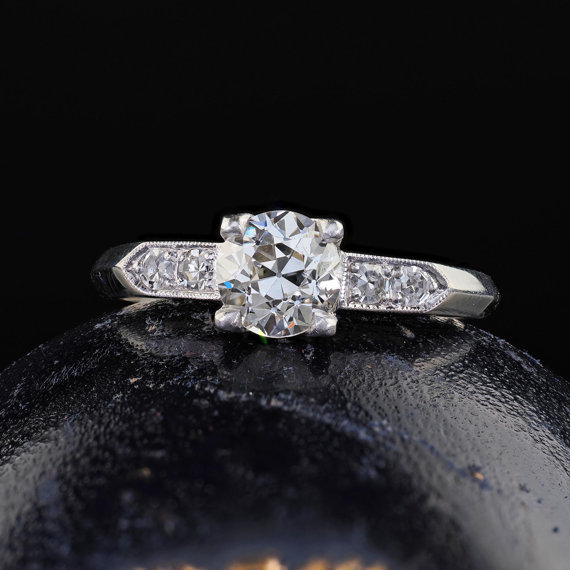 Magnifique bague de fiançailles classique Art Deco Platinum Old European Diamond - GIA. Cette bague de fiançailles classique en diamant Art déco est réalisée en platine. Cette bague est ornée d'un diamant de la vieille Europe au centre, qui a fait
