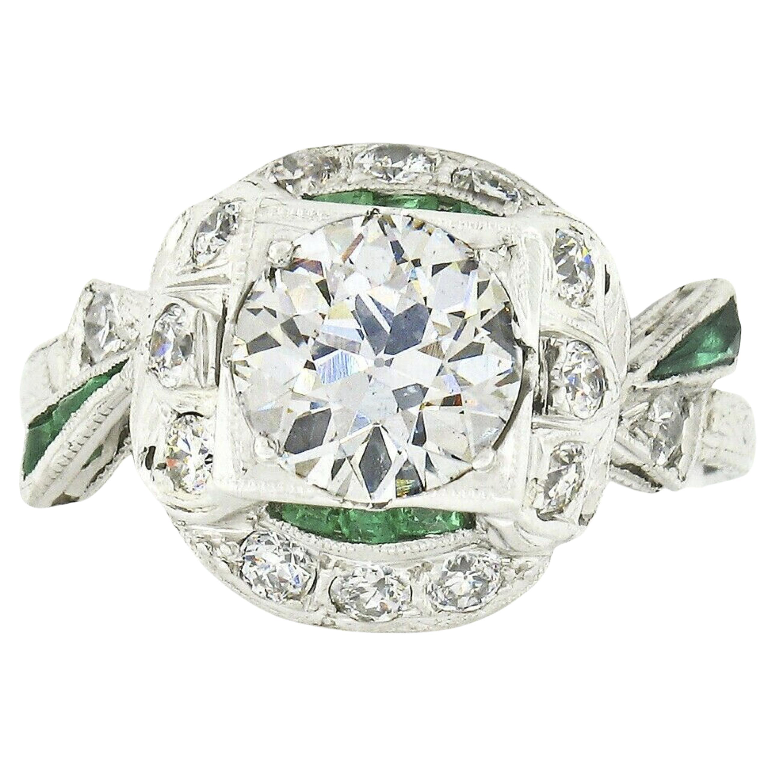 Antiguo Anillo de Compromiso Art Decó de Platino con Diamantes y Esmeraldas de la Vieja Europa