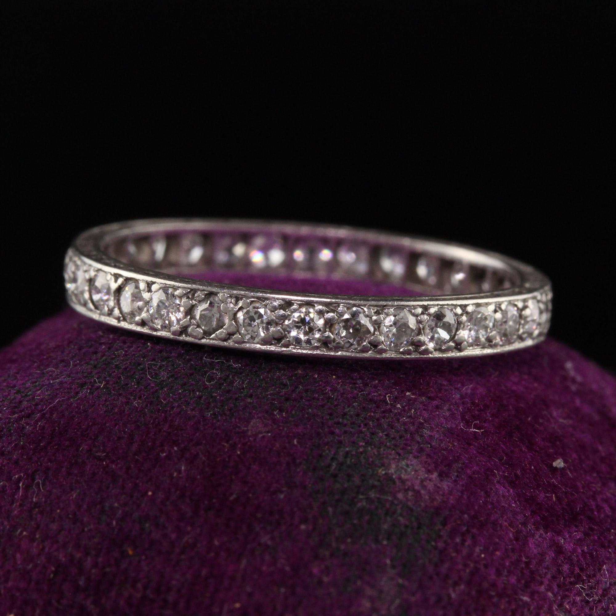 Magnifique anneau d'éternité en platine Art déco européen filigrane avec diamants. Cette magnifique bague d'éternité est fabriquée en platine et comporte des diamants de taille européenne ancienne tout autour de l'anneau.

Article #R1187

Métal :