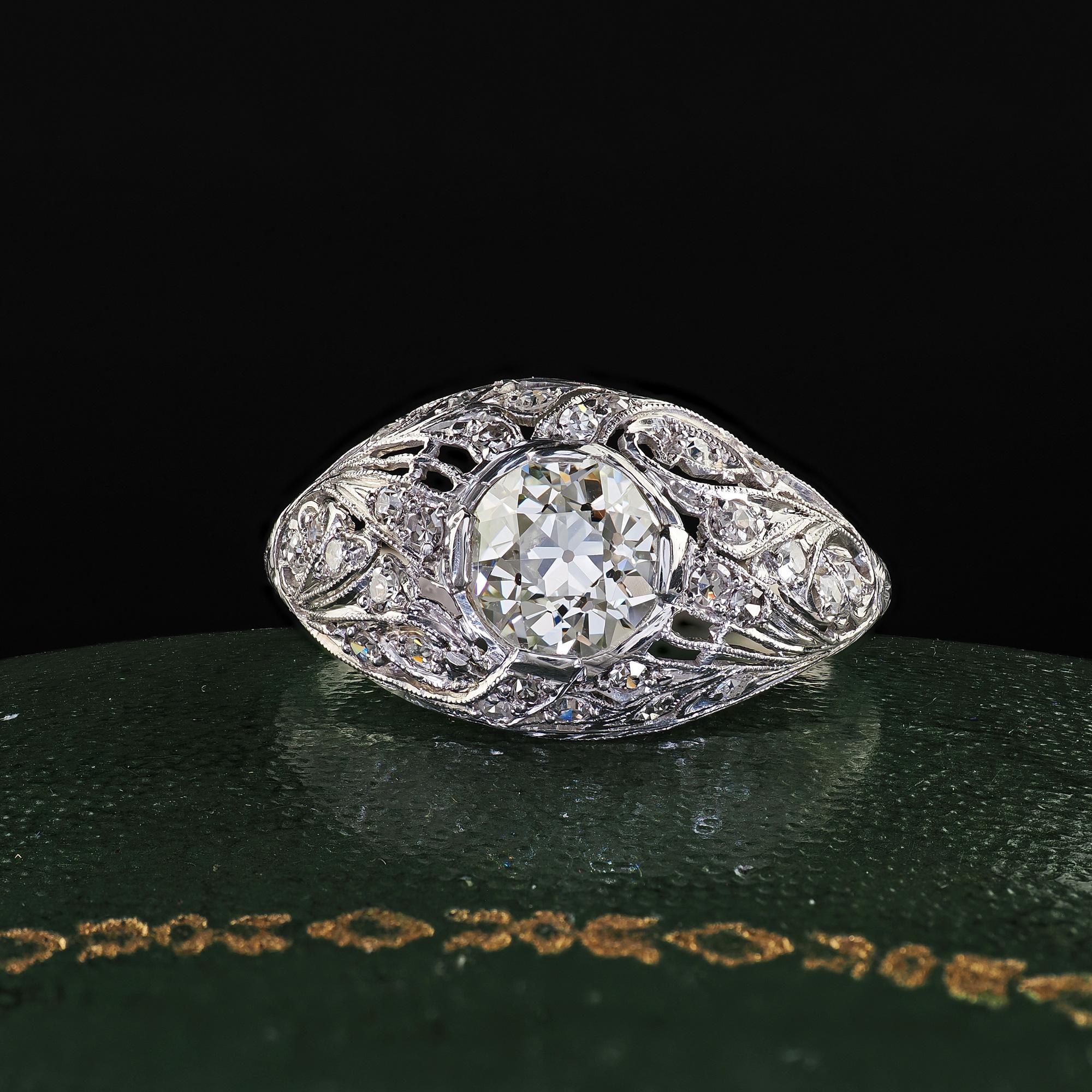 Precioso Anillo de Compromiso Antiguo Art Decó de Platino con Diamante Floral Europeo - GIA. Este precioso anillo de compromiso floral de diamantes de talla europea antigua Art Decó está elaborado en platino. El anillo presenta un diamante de talla