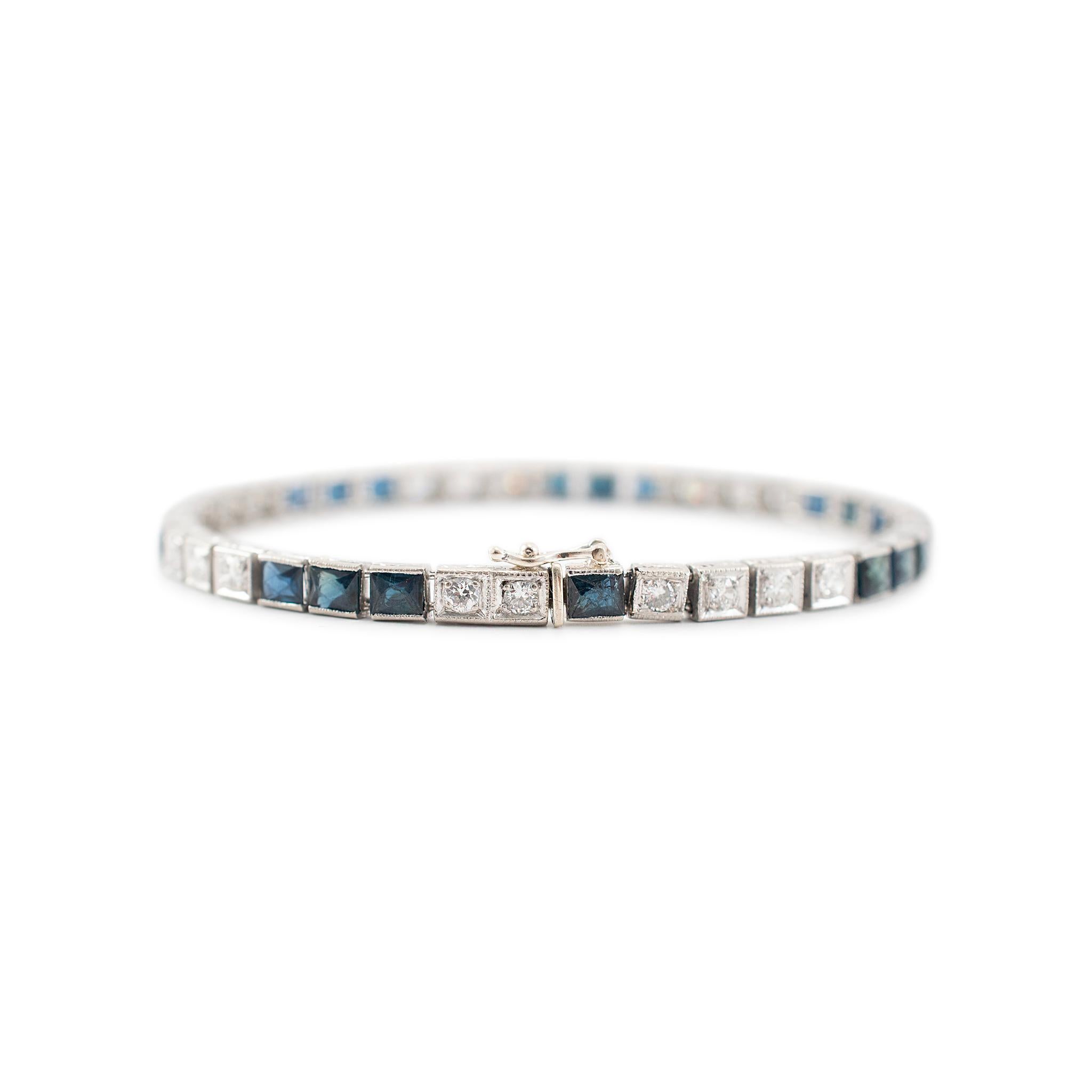 Geschlecht: Damen

Metall-Typ: Platin 

Länge: 7,25 Zoll

Breite: 4,15 mm

Gewicht: 18,49 Gramm

Tennisarmband aus Platin mit Diamanten und Saphiren im Art-Deco-Stil (1920-1930). Das Metall wurde getestet und als Platin identifiziert. 

Antike In